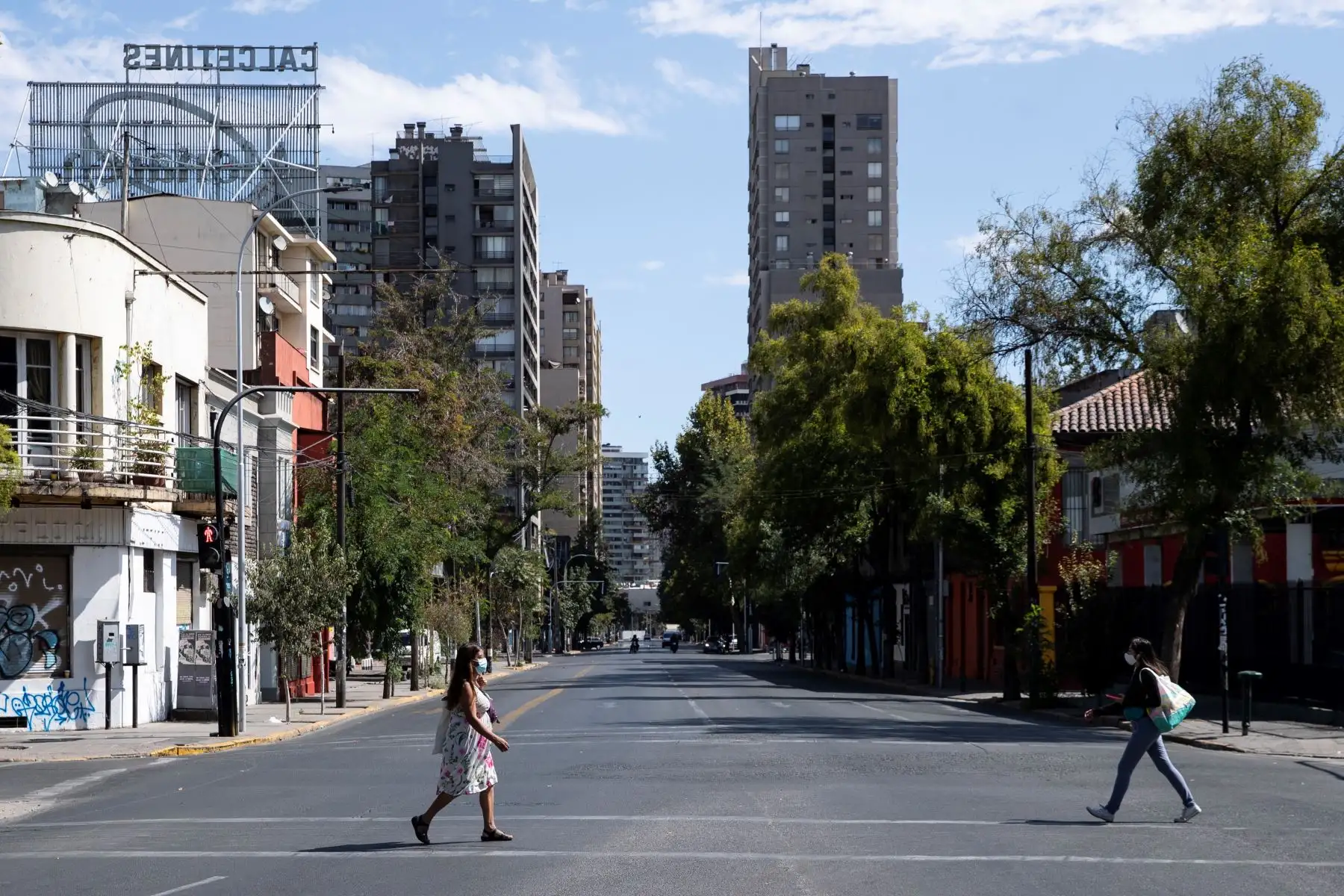 Casi 14 millones de personas, cerca del 70% de la población, iniciaron este jueves una nueva cuarentena en Chile, debido a un fuerte aumento de nuevos casos de covid-19, que una vez más puso en jaque al sistema de salud, a pesar de una impresionante campaña de vacunación. Foto: AFP
