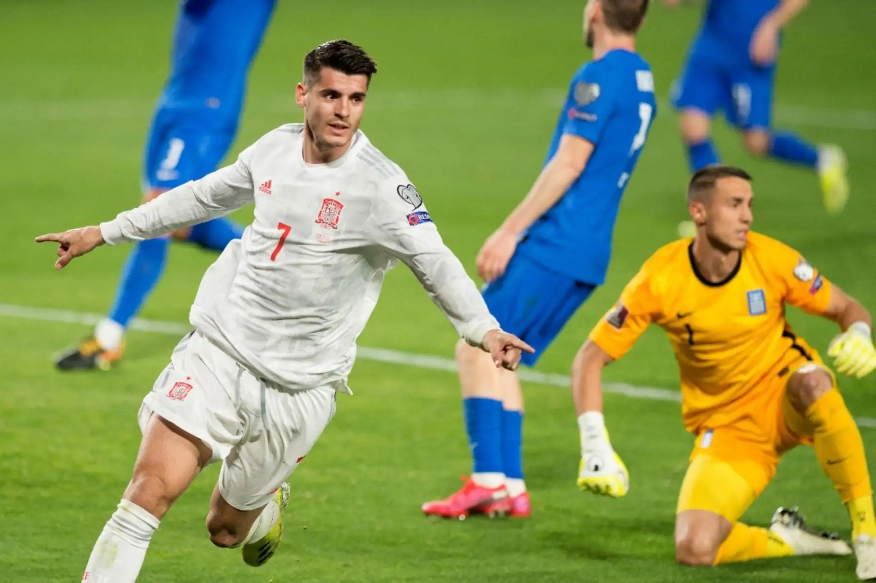 El delantero español Álvaro Morata celebra tras marcar un gol durante el partido de fútbol de clasificación para la Copa Mundial de la FIFA Qatar 2022 entre España y Grecia, en el estadio Los Carmenes de Granada. Foto: AFP