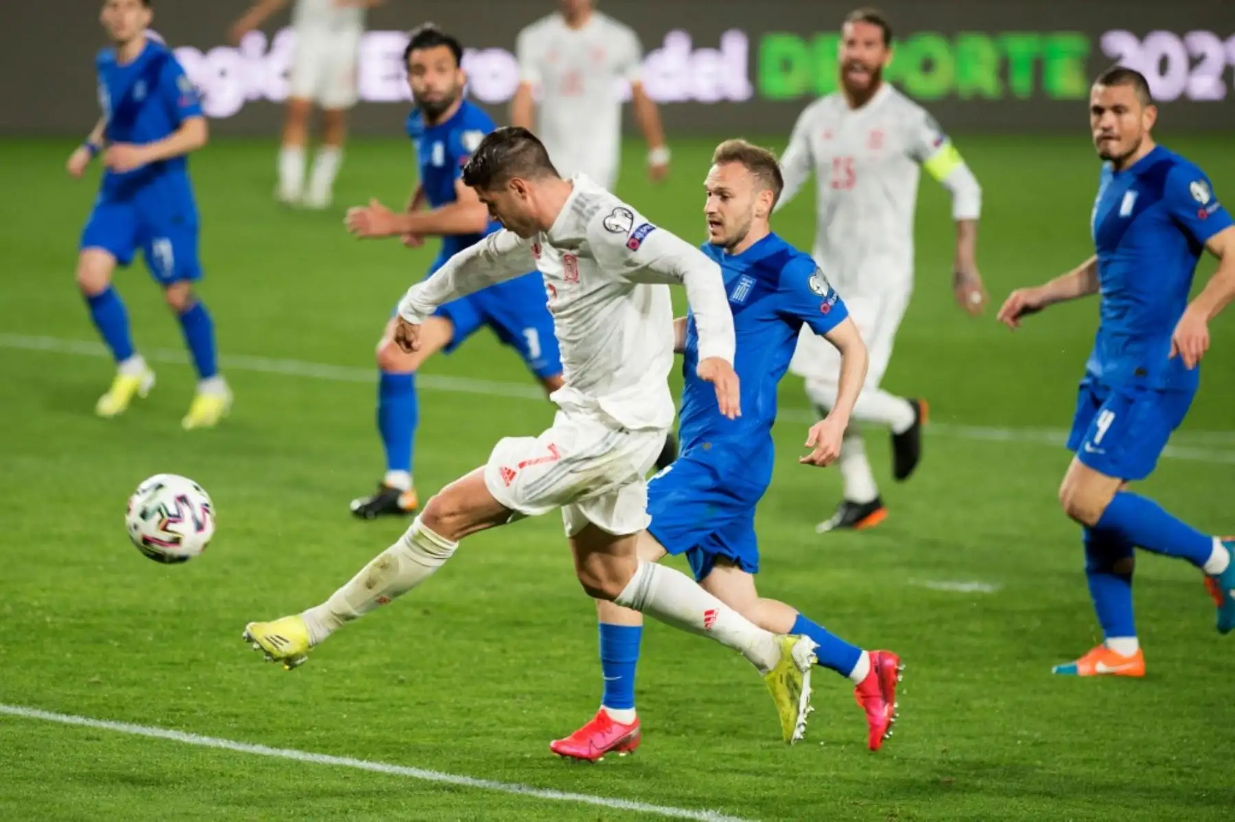 El delantero español Álvaro Morata  marca un gol durante el partido de fútbol de clasificación de la Copa Mundial de la FIFA Qatar 2022 entre España y Grecia, en el estadio Los Carmenes de Granada. Foto: AFP