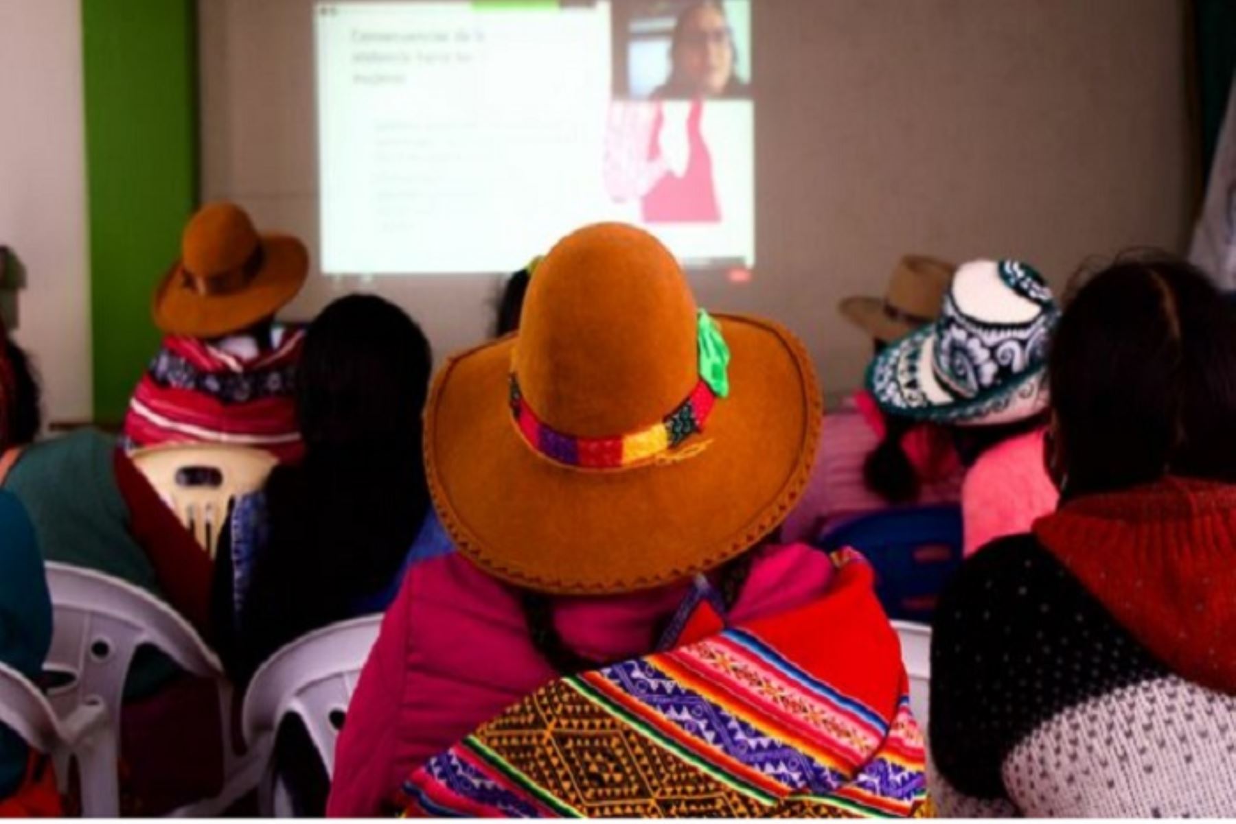 Más de 50 mujeres de Haquira atendieron de forma presencial y virtual el foro que abordó aspectos sumamente importantes para su desarrollo y el de sus familias.