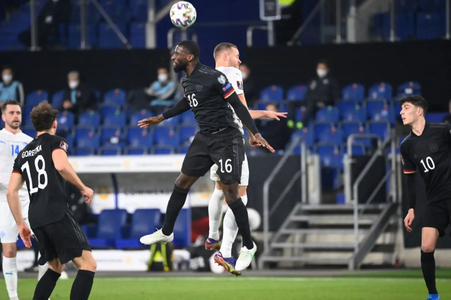 El defensor de Alemania Antonio Ruediger y el defensor de Islandia Sverrir Ingason compiten por el balón durante el partido de fútbol de clasificación de la Copa Mundial de la FIFA Qatar 2022 Alemania vs Islandia en Duisburg, Alemania. Foto. AFP