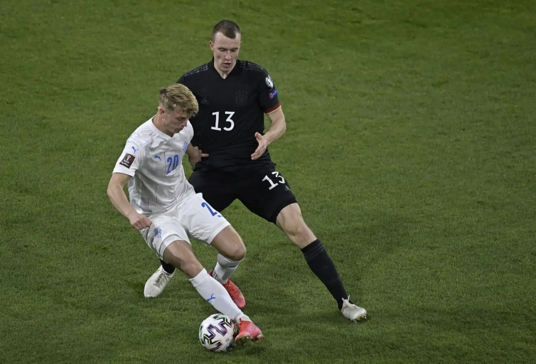 El delantero de Islandia Albert Gudmundsson y el defensor de Alemania Lukas Klostermann compiten por el balón durante el partido de clasificación de la Copa Mundial de la FIFA Qatar 2022 Alemania vs Islandia en Duisburg, Alemania . Foto: AFP