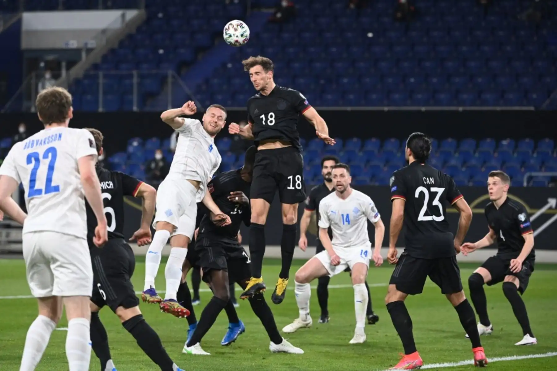 El defensor islandés Sverrir Ingason y el centrocampista alemán Leon Goretzka  compiten por el balón, durante el partido de clasificación para la Copa Mundial de la FIFA Qatar 2022 Alemania  vs en Duisburg, Alemania occidental. Foto: AFP