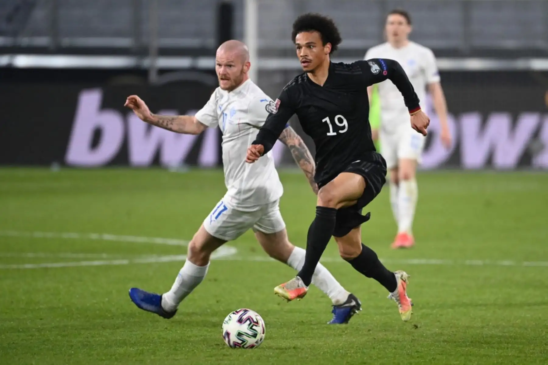 El centrocampista islandés Aron Gunnarsson y el mediocampista alemán Leroy Sane compiten por el balón durante el partido de clasificación para la Copa Mundial de la FIFA Qatar 2022 Alemania vs Islandia en Duisburg, Alemania occidental. Foto:  AFP
