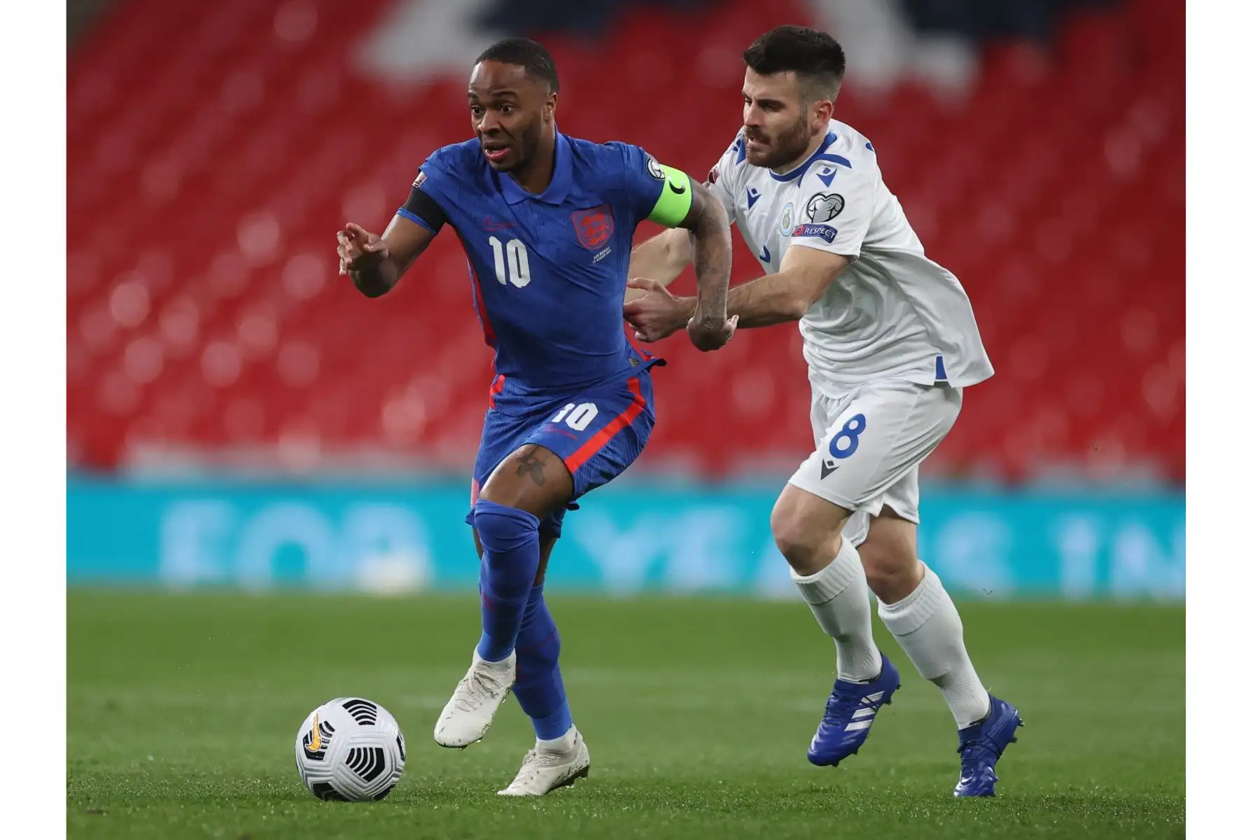 Raheem Sterling de Inglaterra en acción contra Enrico Golinucci de San Marino durante el partido de clasificación para la Copa Mundial de la FIFA 2022. Foto: EFE