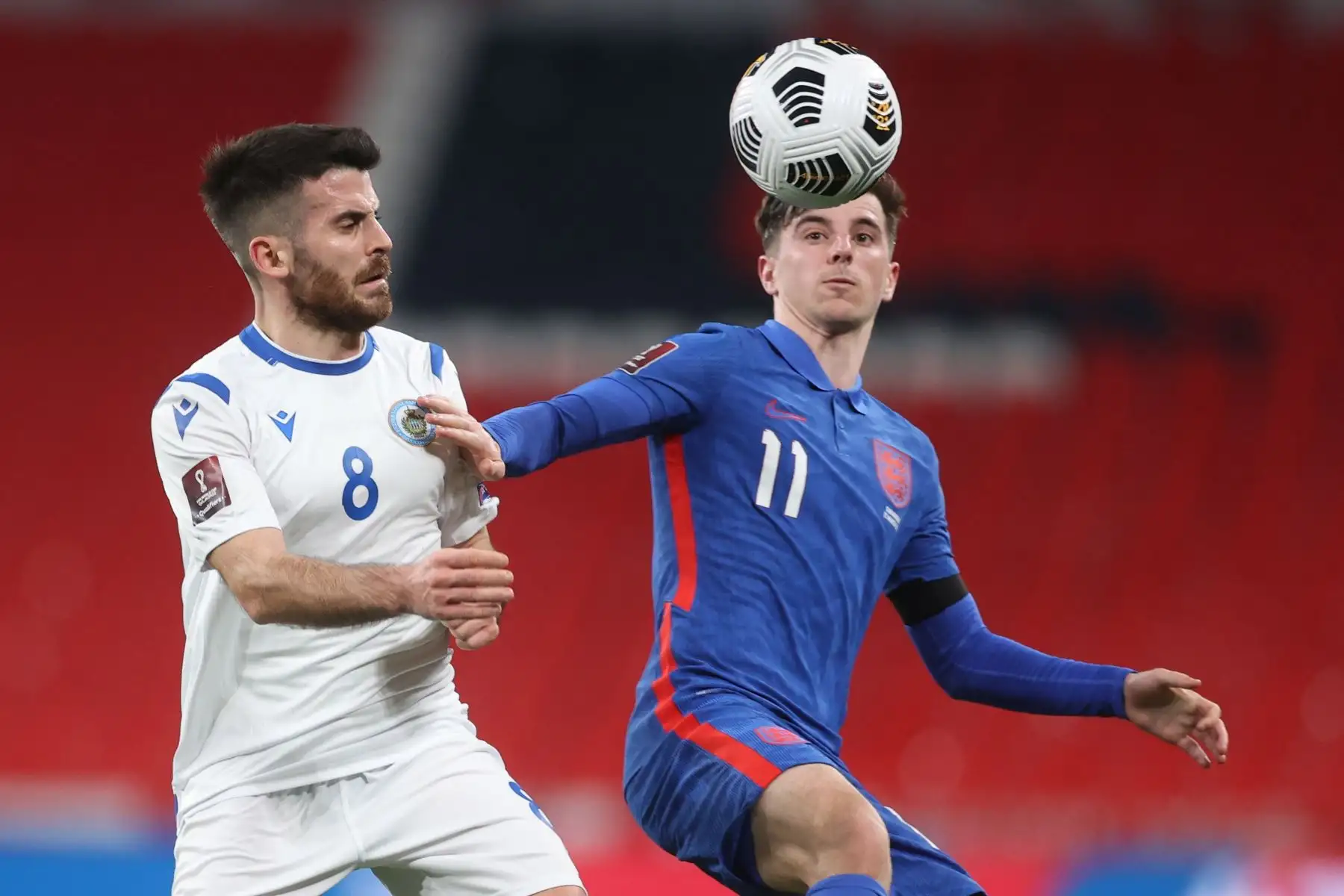 Mason Mount de Inglaterra en acción contra Enrico Golinucci de San Marino durante el partido de clasificación para la Copa Mundial de la FIFA 2022. Foto: EFE