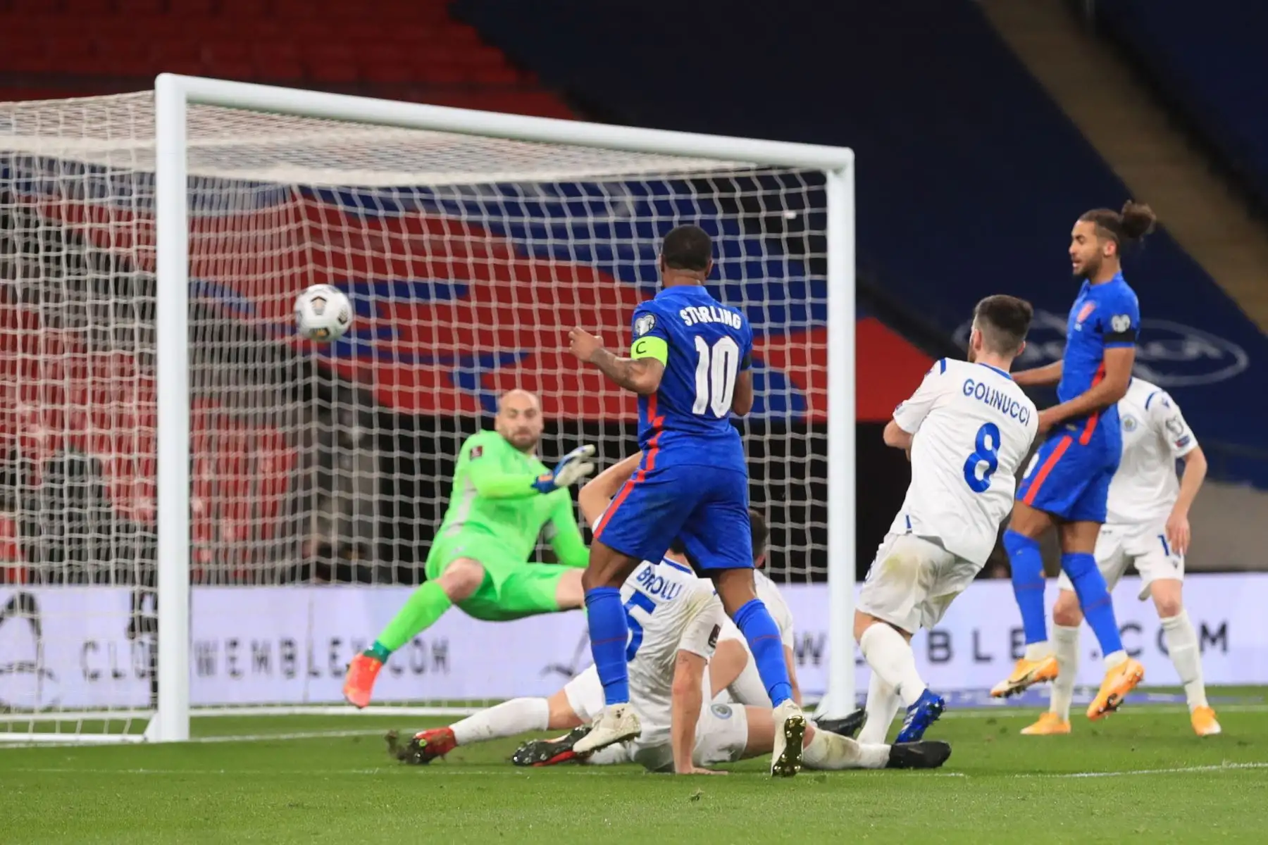 Raheem Sterling de Inglaterra marca el tercer gol de su equipo durante el partido de clasificación para la Copa Mundial de la FIFA 2022. Foto: EFE