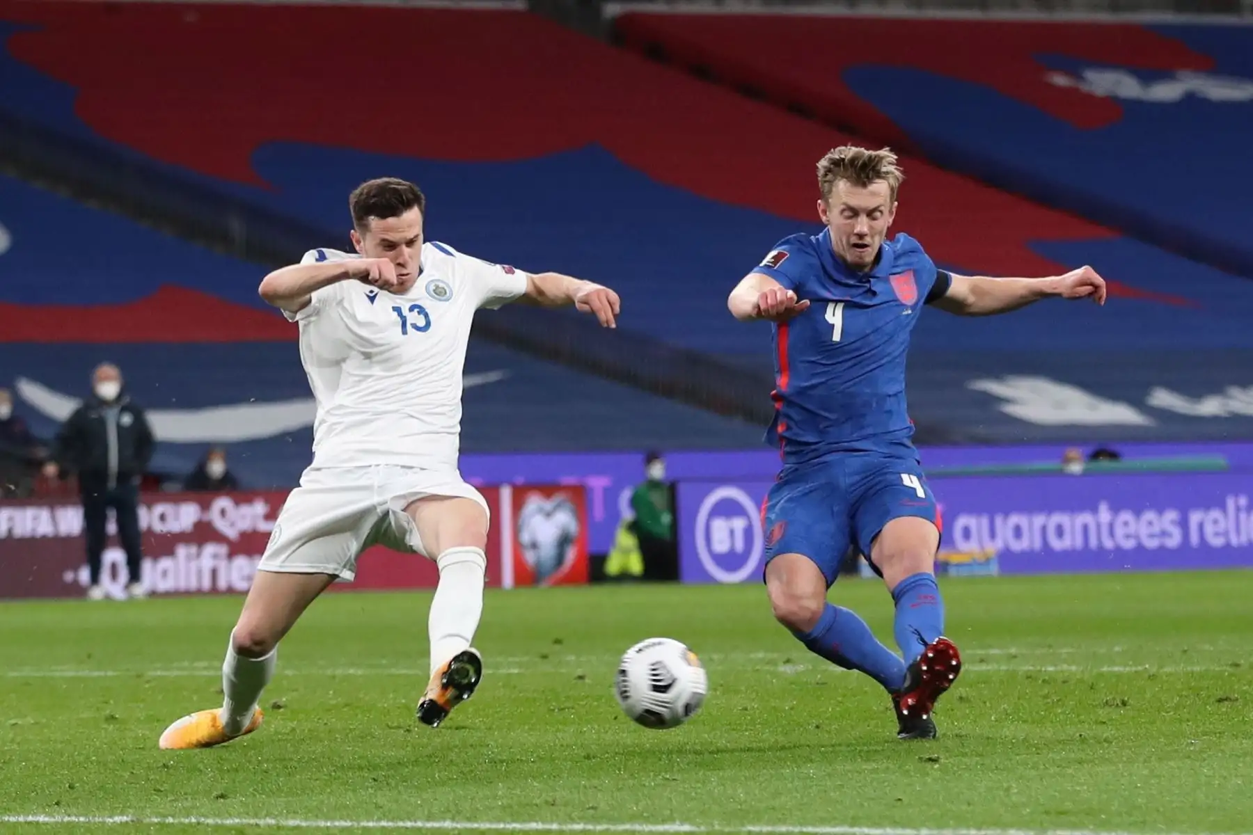 James Ward-Prowse de Inglaterra marca el primer gol de su equipo durante el partido de clasificación para la Copa Mundial de la FIFA 2022. Foto: Foto: EFE
