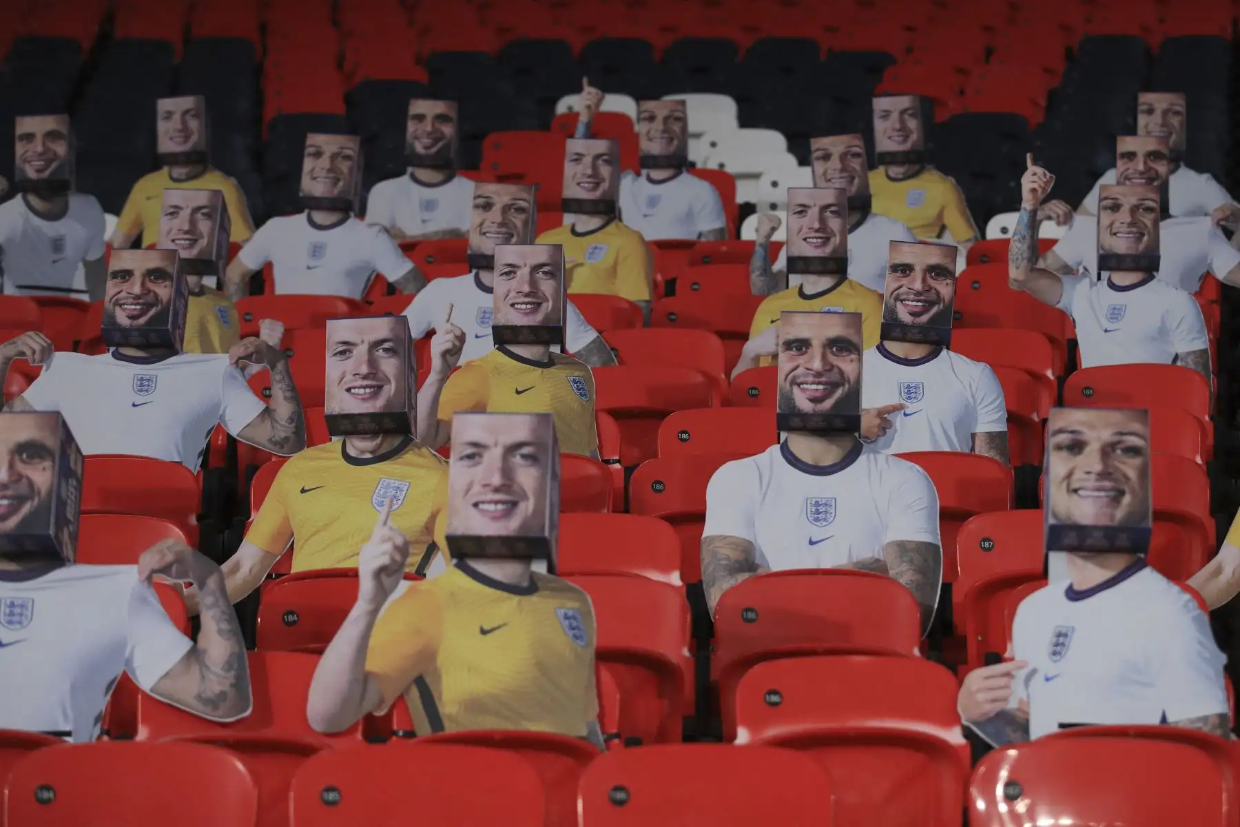 Recortes de jugadores de Inglaterra se colocan en los asientos vacíos durante el partido de fútbol de clasificación para la Copa Mundial de la FIFA Qatar 2022. Foto: AFP