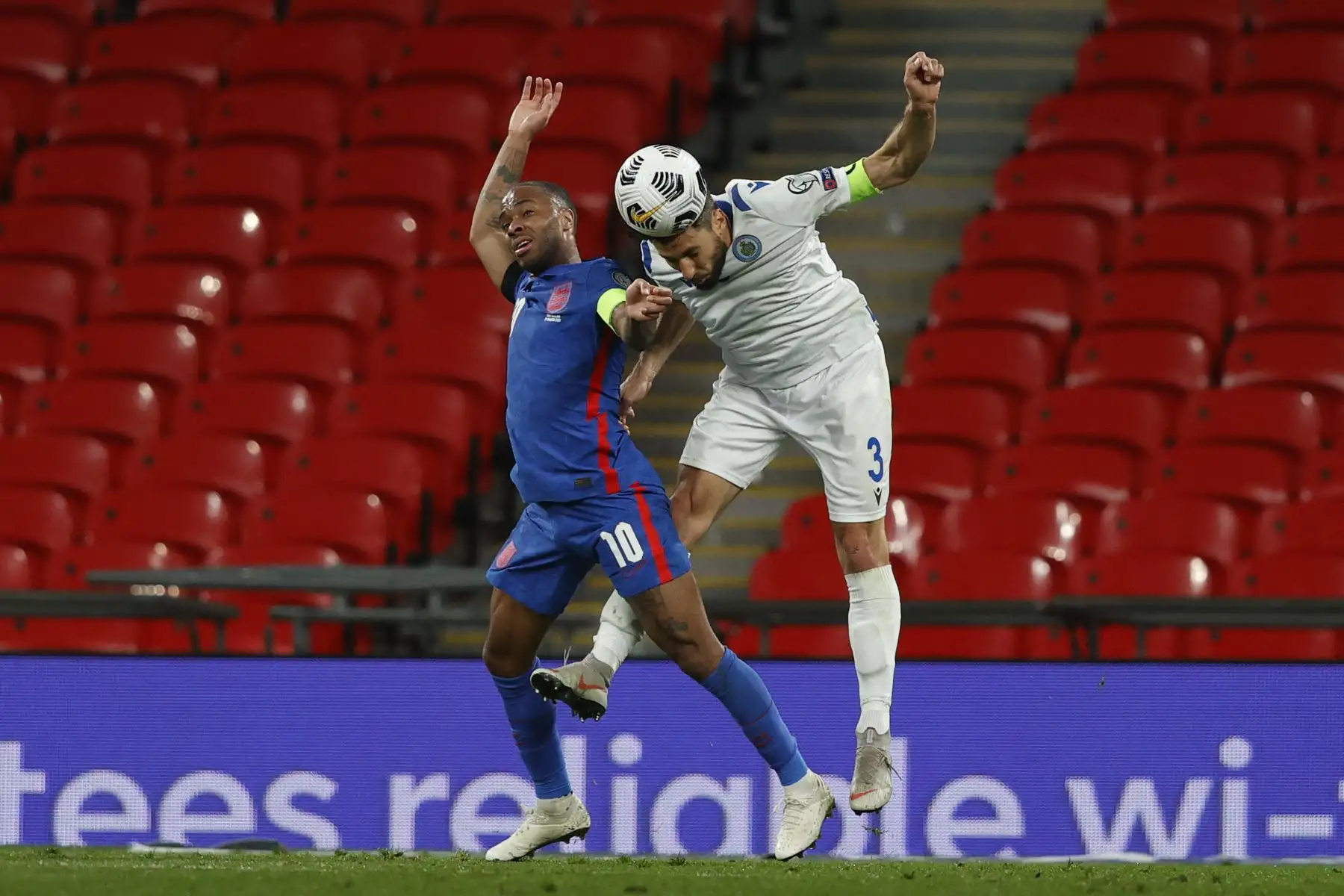 El centrocampista de Inglaterra Raheem Sterling  desafía al defensor de San Marino Mirko Palazzi  durante el partido de fútbol de clasificación para la Copa Mundial de la FIFA Qatar 2022. Foto: AFP