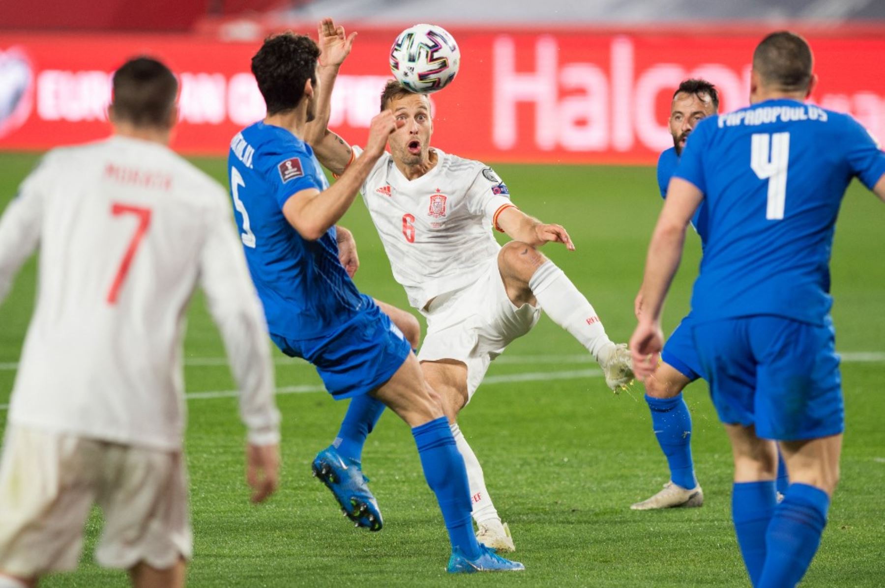 El centrocampista español Sergio Canales mira el balón durante el partido de fútbol de clasificación para la Copa Mundial de la FIFA Qatar 2022 entre España y Grecia en el estadio Los Carmenes de Granada. Foto: AFP