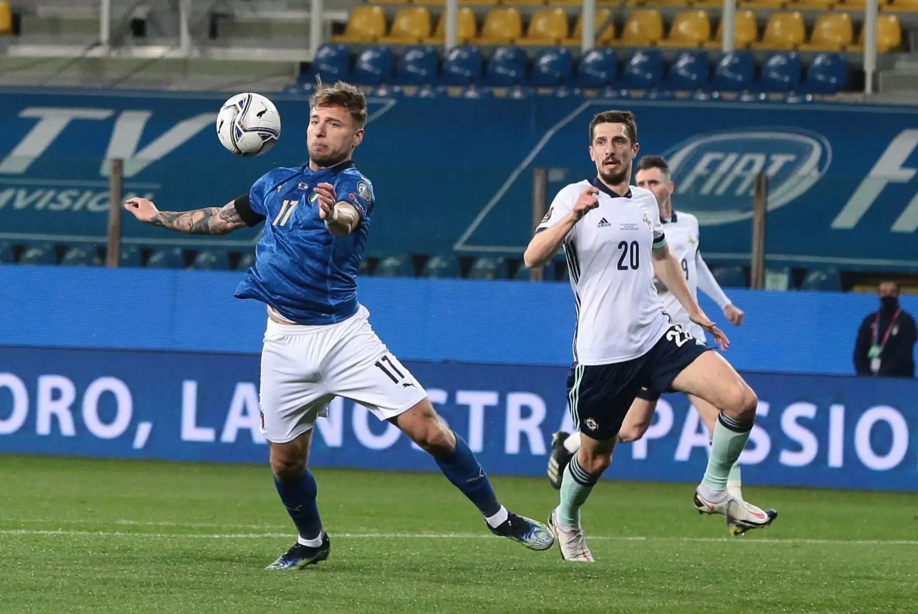 El italiano Ciro Immobile y el irlandés Craig Cathcart (der.) En acción durante la primera ronda de clasificación para la Copa Mundial de la FIFA Qatar 2022. Foto: EFE