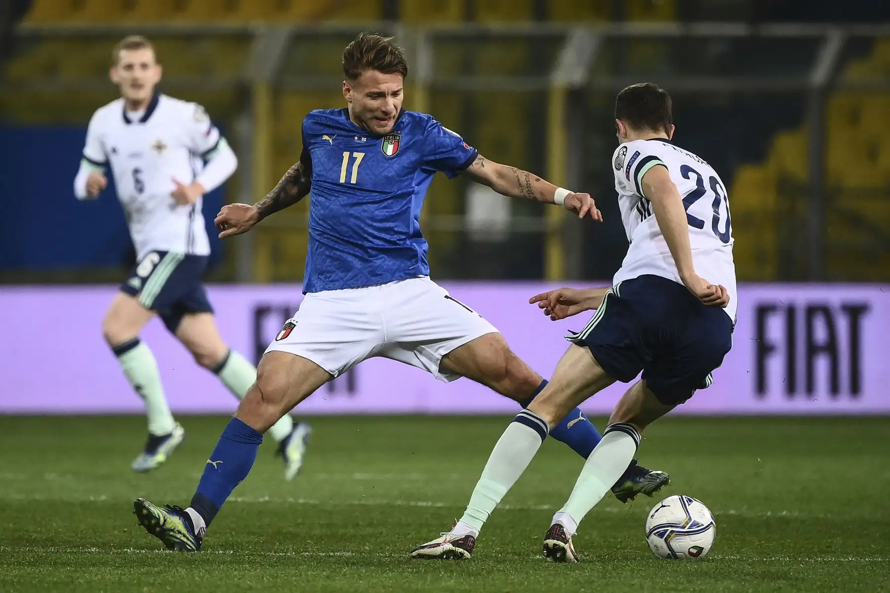 El delantero italiano Ciro Immobile y el defensor de Irlanda del Norte Craig Cathcart van por el balón durante el partido de clasificación del Grupo C para la Copa Mundial de la FIFA Qatar 2022. Foto: AFP