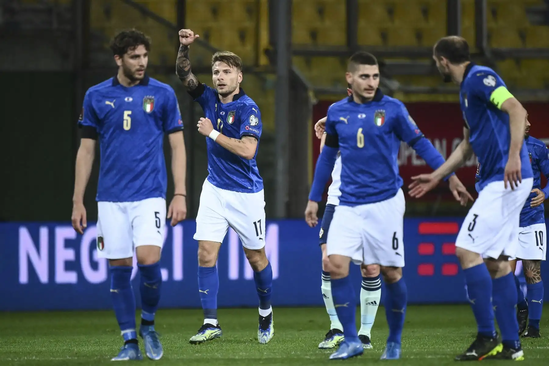 El delantero italiano Ciro Immobile celebra tras anotar el segundo gol durante el partido de clasificación del Grupo C para la Copa Mundial de la FIFA Qatar 2022. Foto: AFP