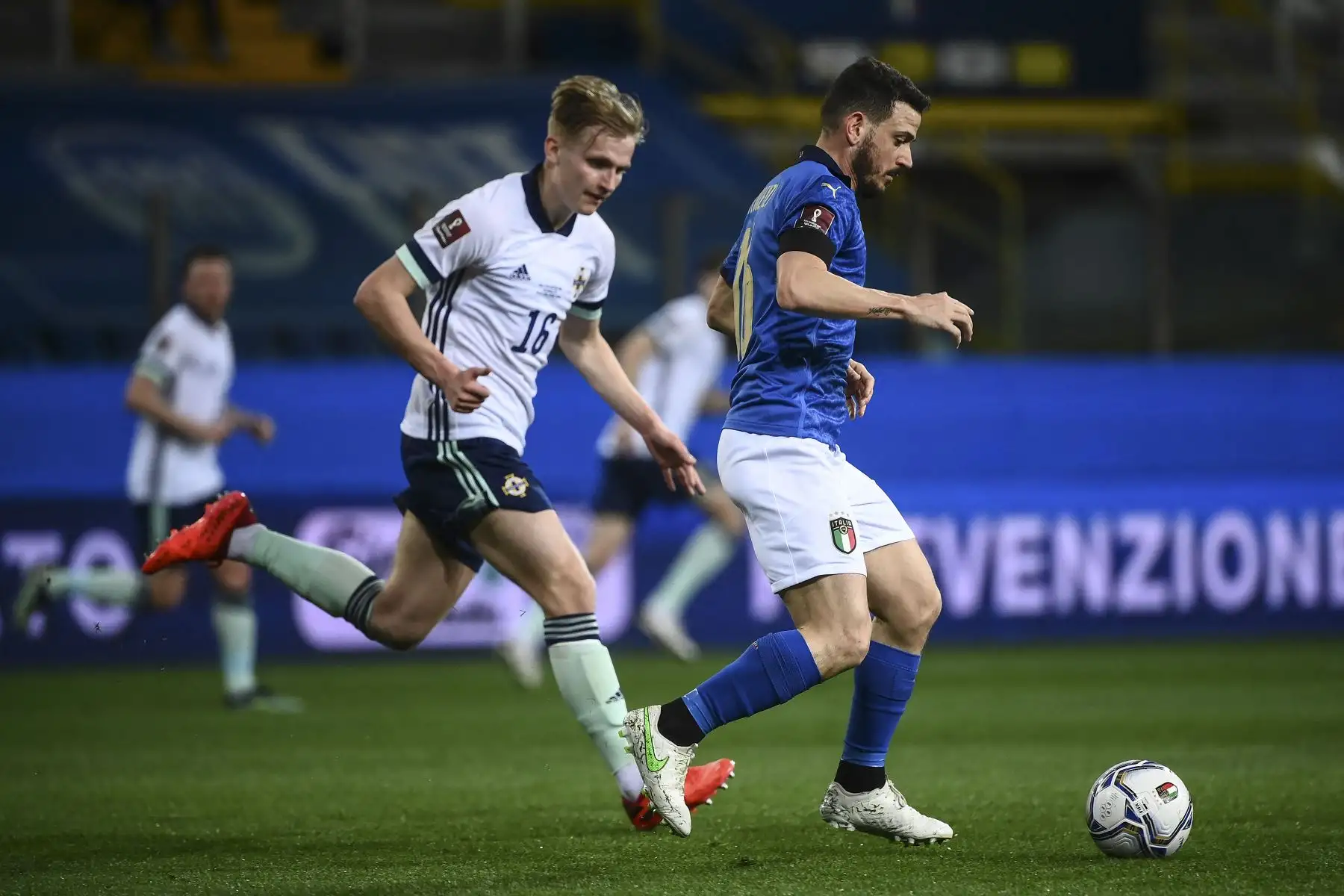 El defensa italiano Alessandro Florenzi supera al mediocampista de Irlanda del Norte Alistair McCann durante el partido de clasificación del Grupo C para la Copa Mundial de la FIFA Qatar 2022. Foto: AFP