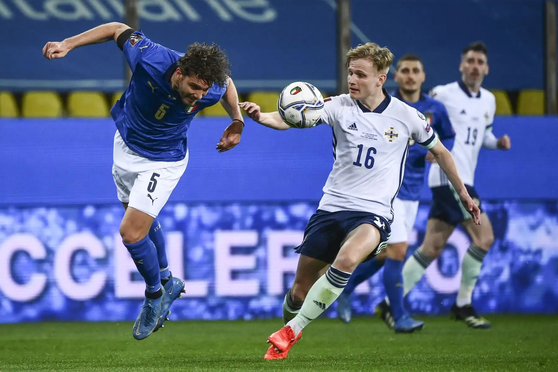 El centrocampista italiano Manuel Locatelli y el centrocampista de Irlanda del Norte Alistair McCann van por el balón durante el partido de clasificación del Grupo C para la Copa Mundial de la FIFA Qatar 2022. Foto: AFP