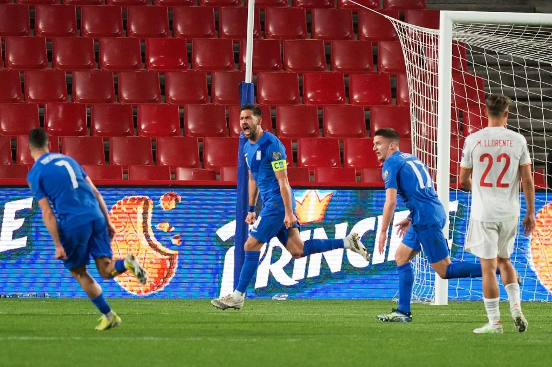 El centrocampista griego Anastasios Bakasetas celebra tras anotar durante el partido de fútbol de clasificación para la Copa Mundial de la FIFA Qatar 2022 entre España y Grecia, en el estadio de Los Cármenes de Granada. Foto. AFP