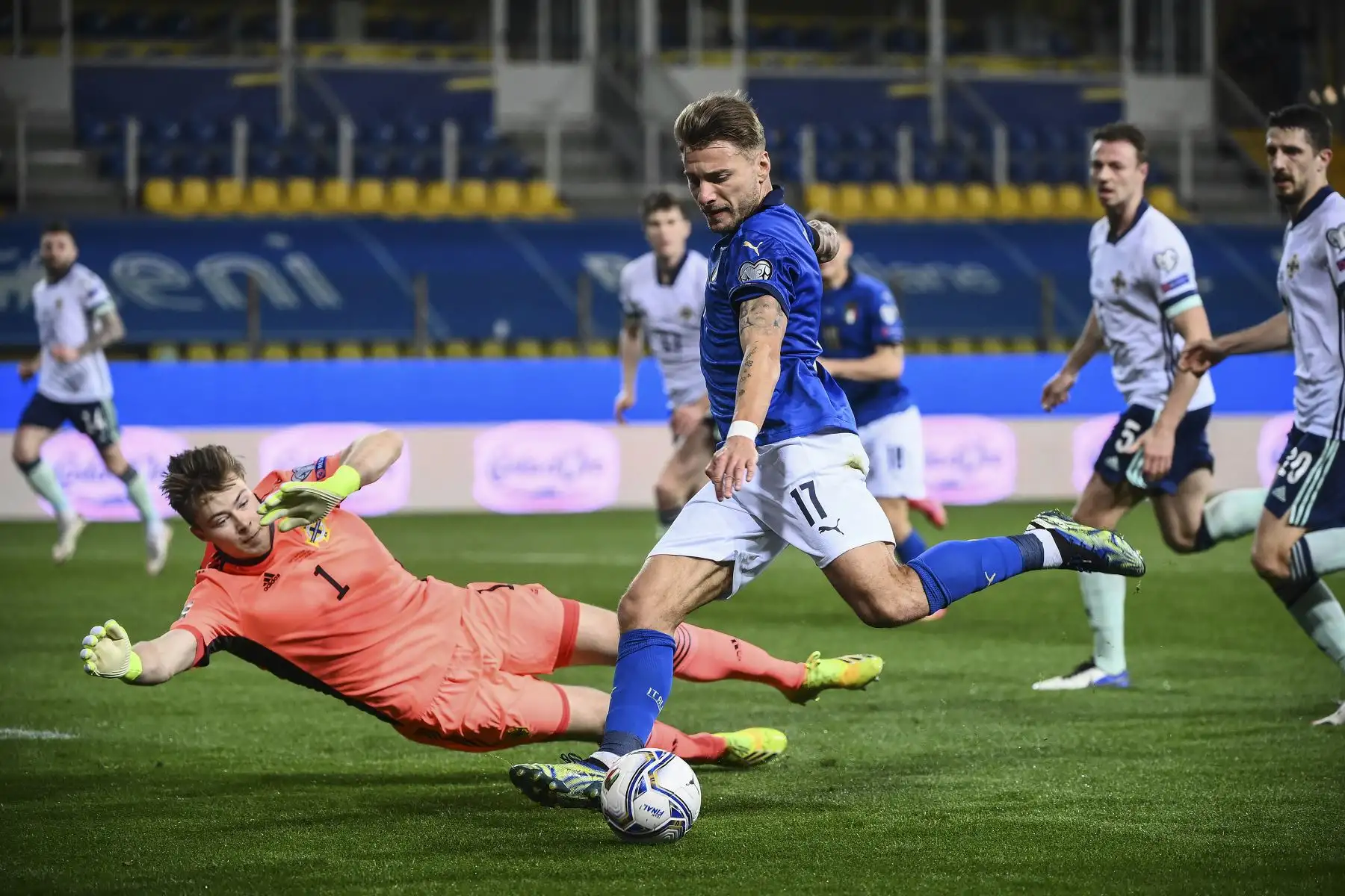 El delantero italiano Ciro Immobile desafía al portero de Irlanda del Norte Bailey Peacock-Farrell mientras intenta disparar a puerta durante el partido de fútbol de clasificación del Grupo C de la Copa Mundial de la FIFA Qatar 2022. Foto: AFP