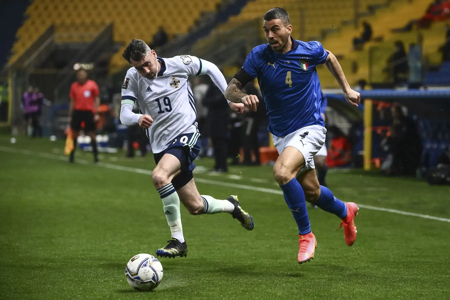 El defensor italiano Leonardo Spinazzola flanquea al defensor de Irlanda del Norte Michael Smith durante el partido de clasificación del Grupo C para la Copa Mundial de la FIFA Qatar 2022. Foto: AFP