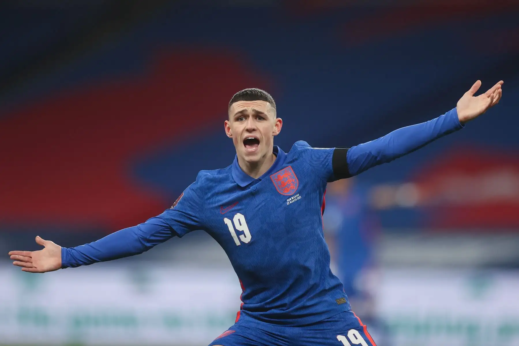 Phil Foden de Inglaterra reacciona durante el partido de clasificación para la Copa Mundial de la FIFA 2022. Foto: EFE