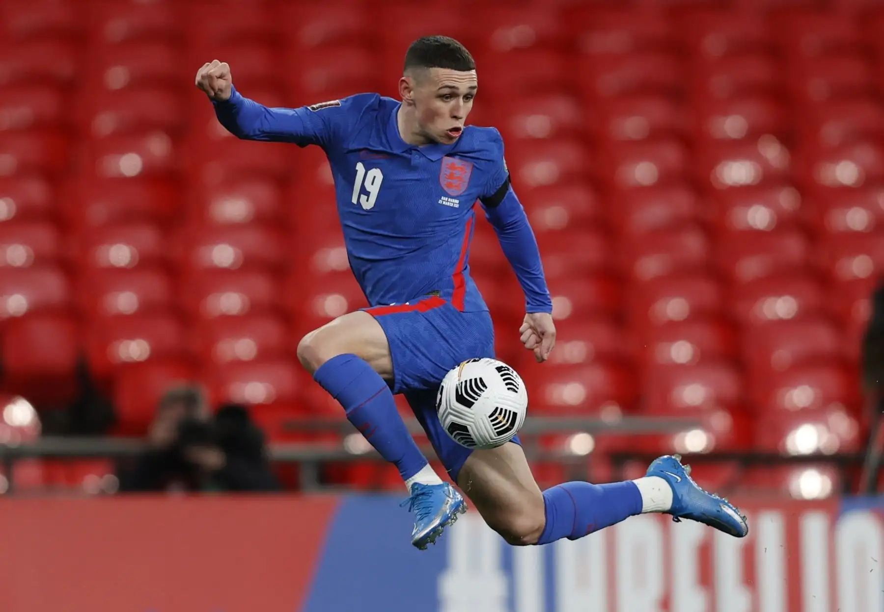 Phil Foden de Inglaterra en acción durante el partido de clasificación para la Copa Mundial de la FIFA 2022. Foto: EFE