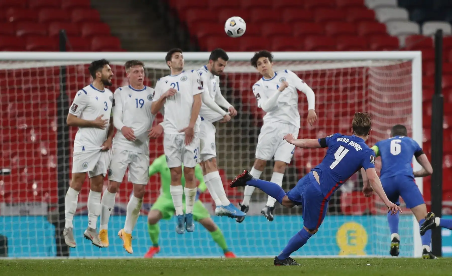 James Ward-Prowse de Inglaterra lanza un tiro libre durante el partido de clasificación para la Copa Mundial de la FIFA 2022. Foto: EFE