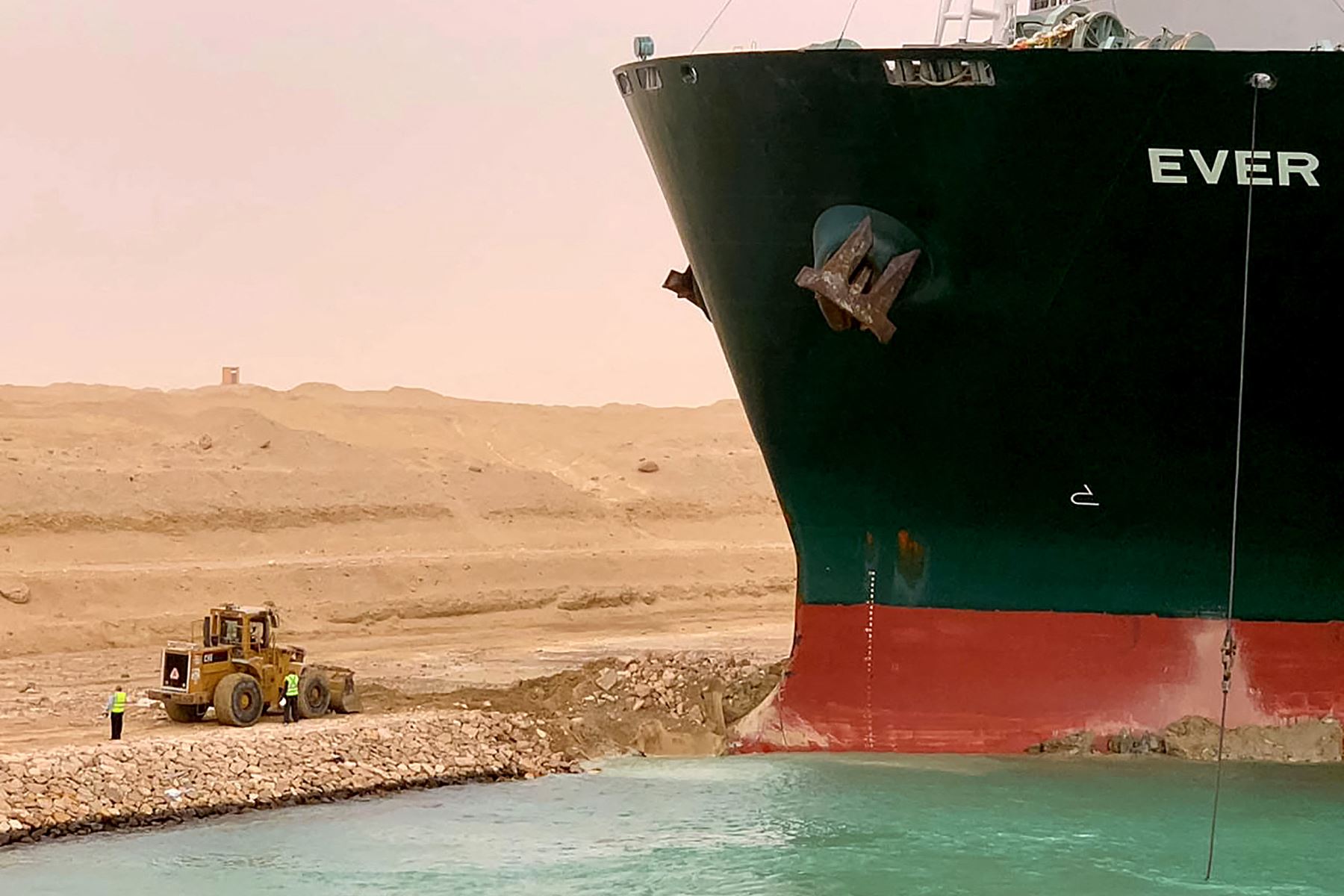 Un total de 18,829 embarcaciones cruzaron el canal de Suez en 2020, con 1,170 millones de toneladas a bordo. Foto: AFP.
