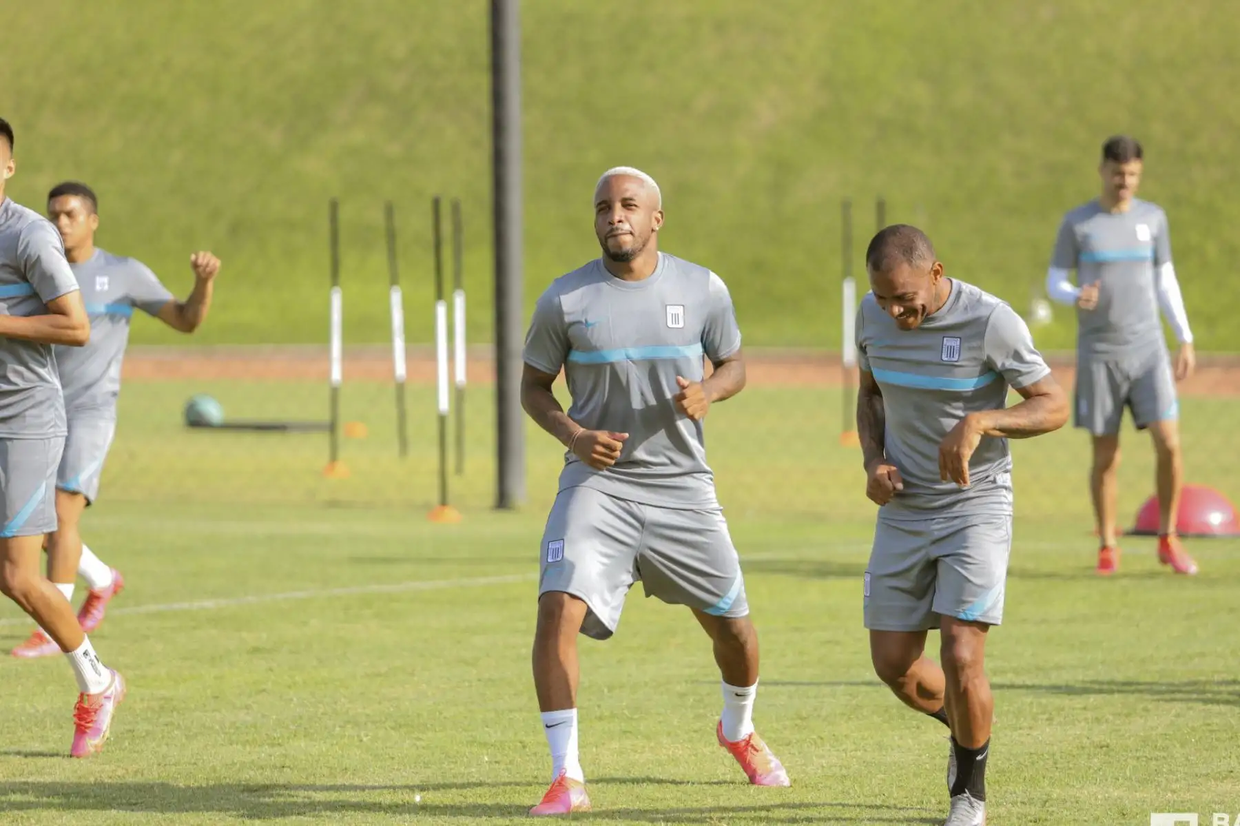 Jefferson Farfán realizó su primer entrenamiento con Alianza Lima tras fichar para la temporada 2021. Los trabajos se desarrollaron en las instalaciones del Colegio de la Imaculada, en Surco. Foto: Club Alianza Lima