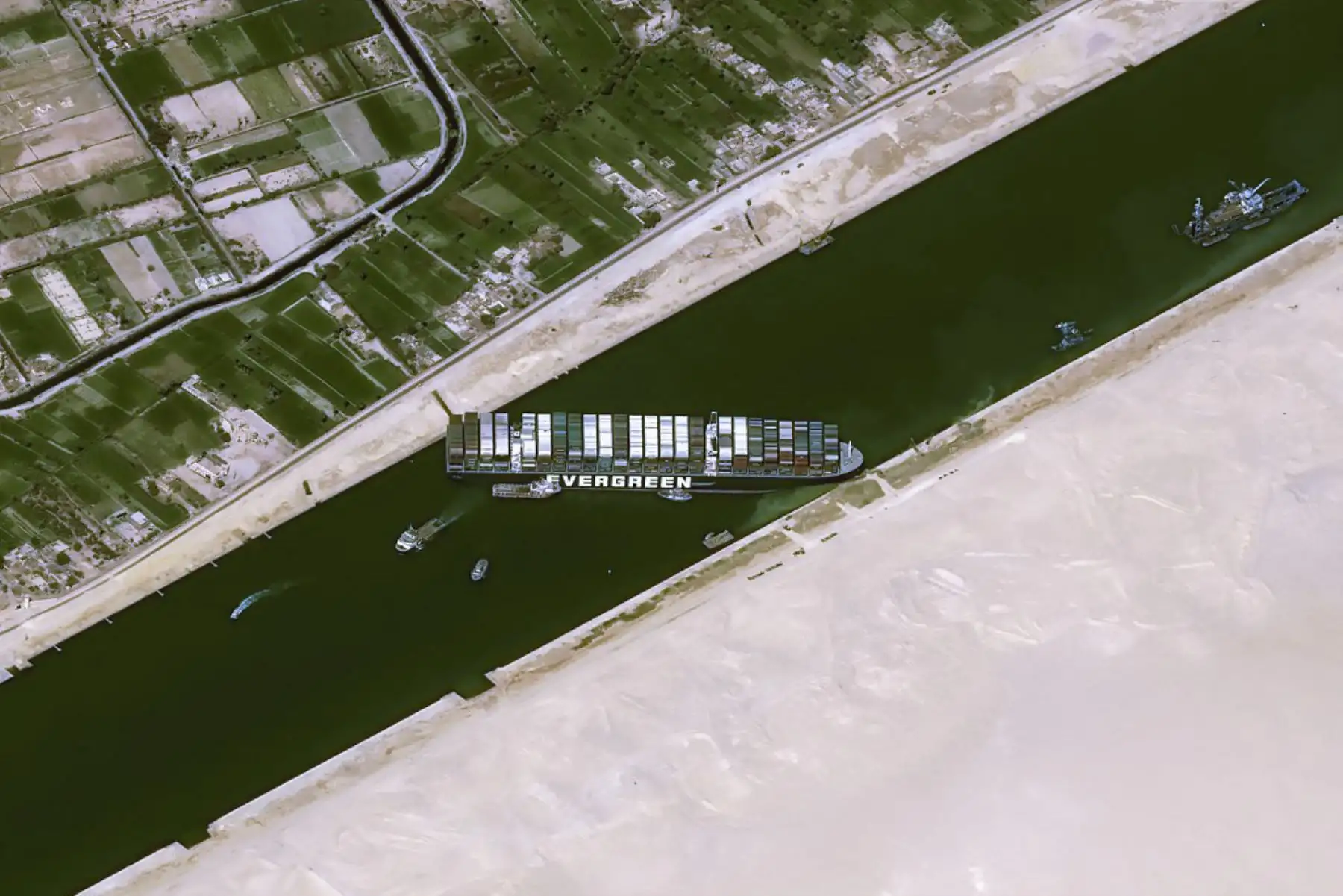 El buque portacontenedores MV Ever Given, propiedad de Taiwán, de 400 metros de largo y 59 metros de ancho buque, alojado de lado e impidiendo todo el tráfico a través de la vía navegable del Canal de Suez de Egipto. Foto. AFP