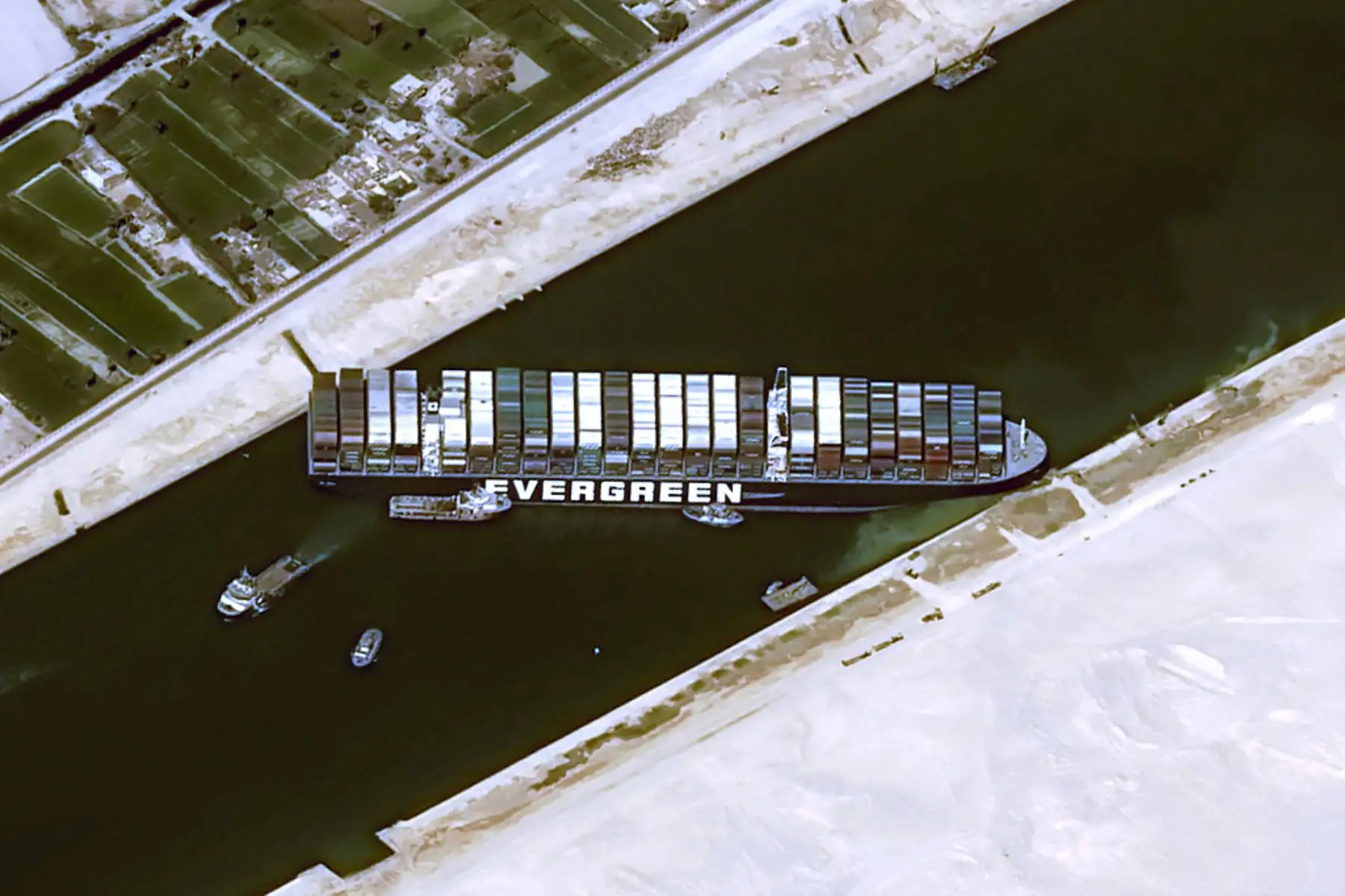 El buque portacontenedores MV Ever Given, propiedad de Taiwán, de 400 metros de largo y 59 metros de ancho buque, alojado de lado e impidiendo todo el tráfico a través de la vía navegable del Canal de Suez de Egipto. Foto. AFP
