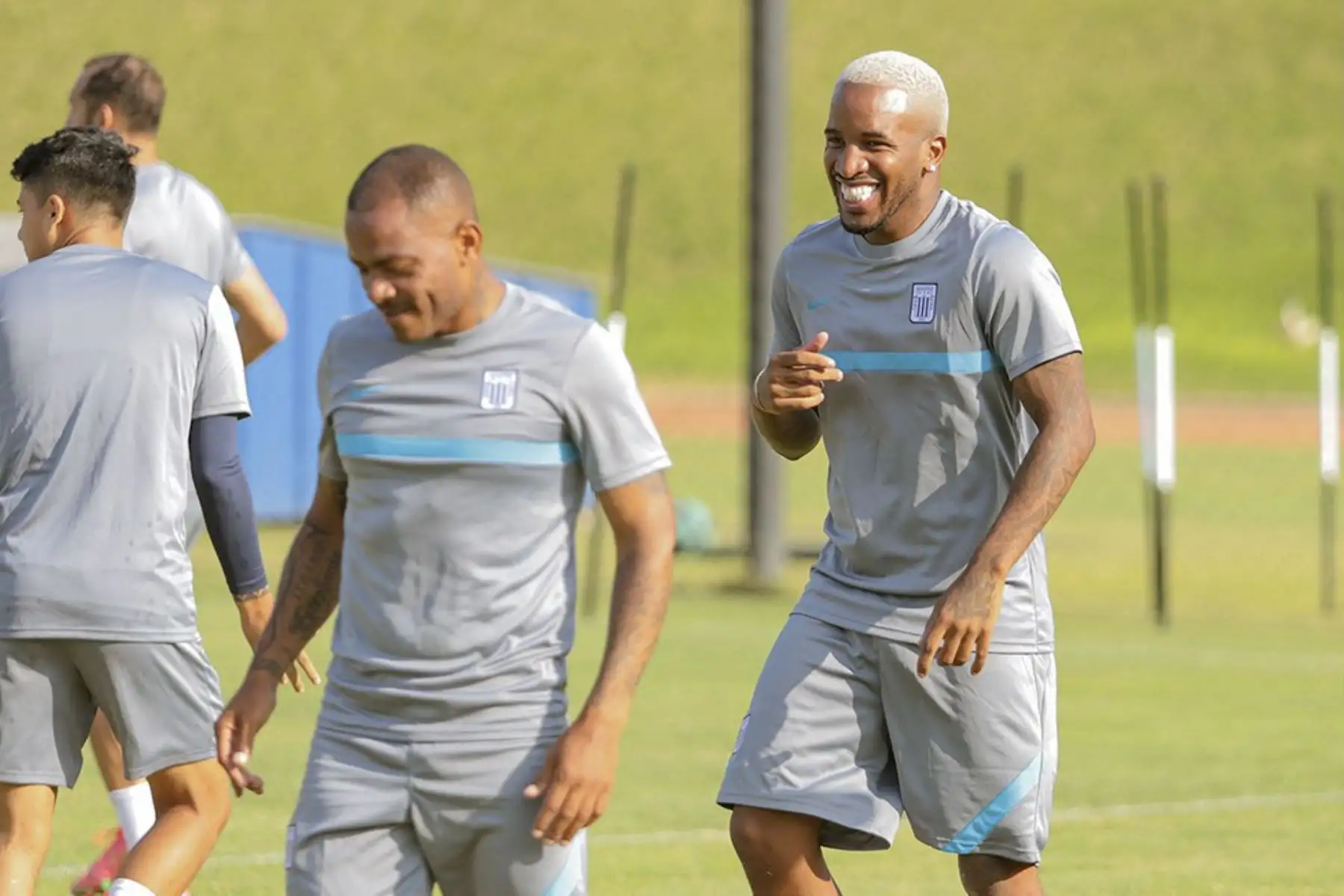 Jefferson Farfán realizó su primer entrenamiento con Alianza Lima tras fichar para la temporada 2021. Los trabajos se desarrollaron en las instalaciones del Colegio de la Imaculada, en Surco. Foto: Club Alianza Lima