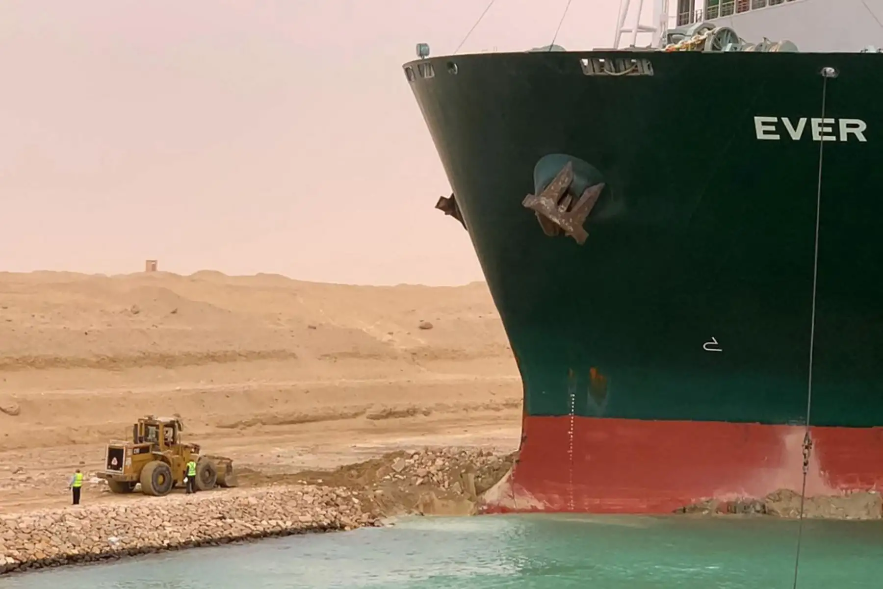 Parte del MV Ever Given Evergreen, propiedad de Taiwán, una embarcación de 400 metros de largo y 59 metros de ancho, colocada de lado. e impidiendo todo el tráfico a través de la vía fluvial del Canal de Suez de Egipto. Un buque portacontenedores gigante encalló en el Canal de Suez. Foto: AFP