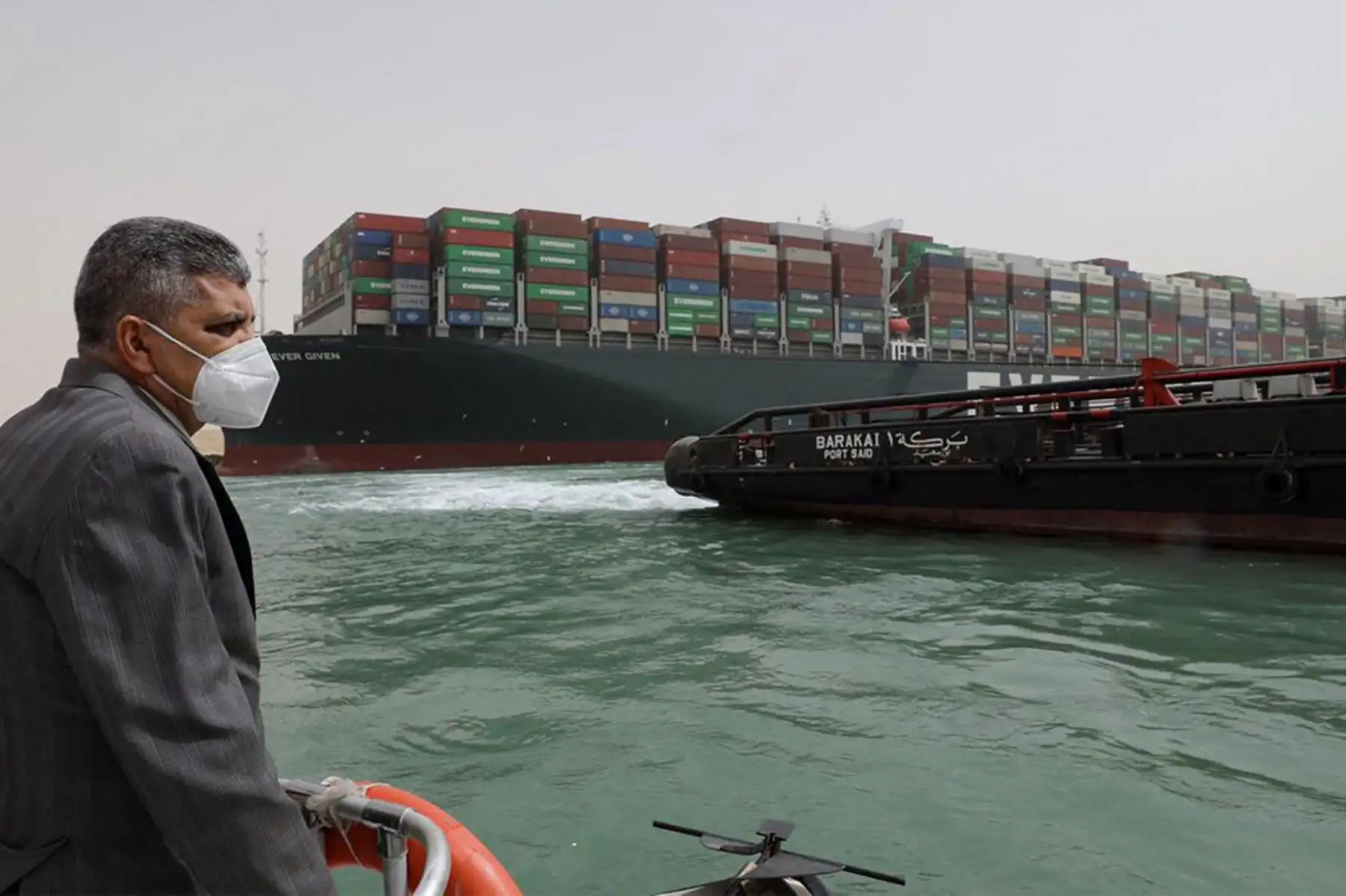 Funcionarios egipcios que controlan la operación que intenta liberar la carga de propiedad de Taiwán MV Ever Given Evergreen, alojado de lado e impidiendo todo el tráfico a través del canal de Suez de Egipto que encalló en el Canal de Suez. Foto: AFP