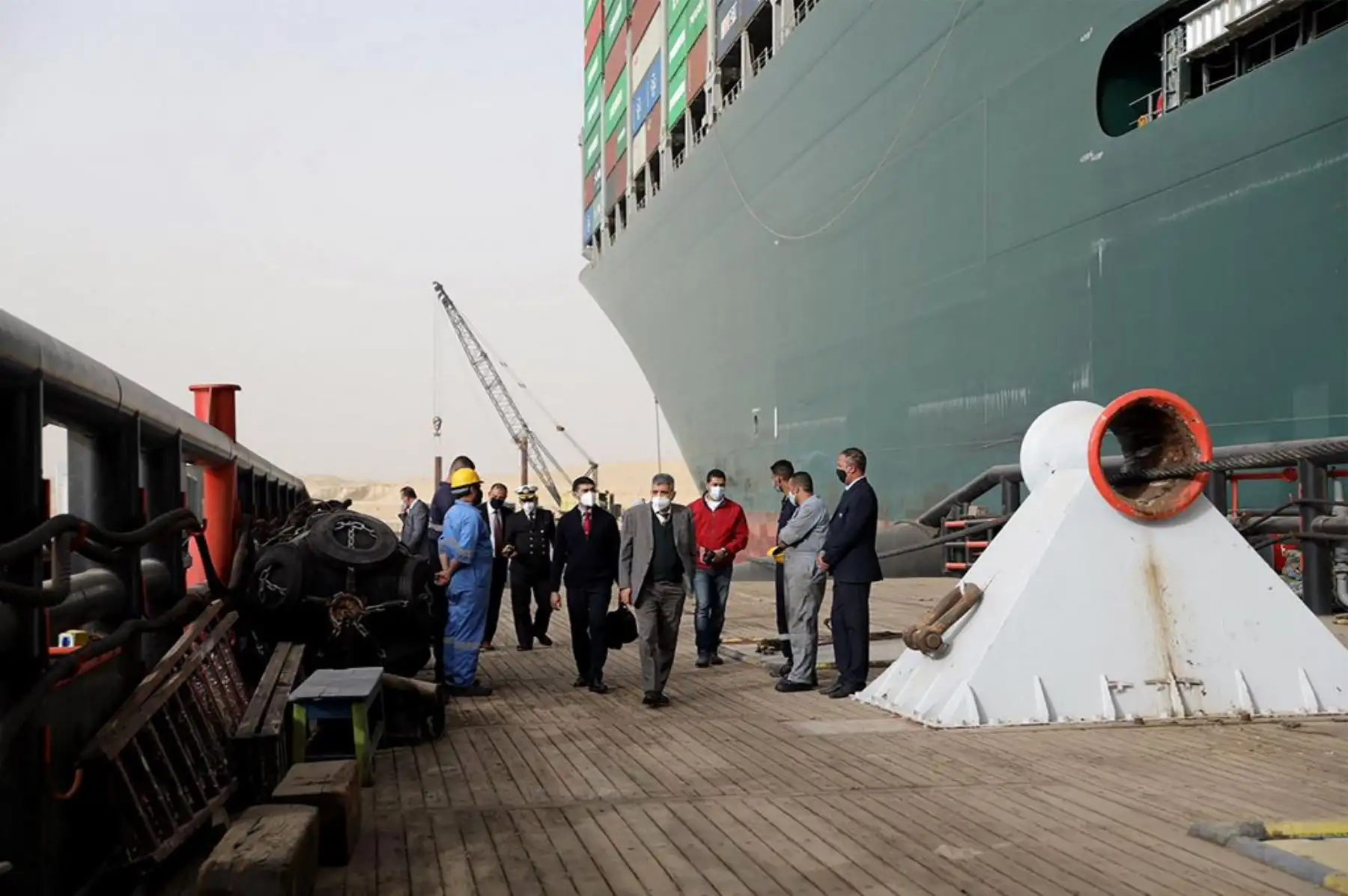 Funcionarios egipcios que controlan la operación que intenta liberar la carga de propiedad de Taiwán MV Ever Given Evergreen, alojado de lado e impidiendo todo el tráfico a través del canal de Suez de Egipto que encalló en el Canal de Suez. Foto: AFP