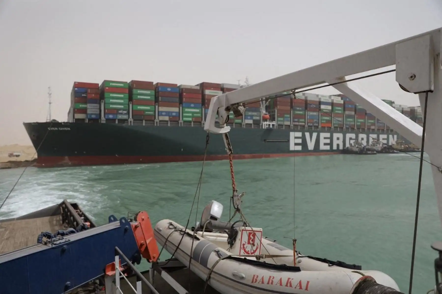 La Autoridad del Canal de Suez de Egipto dijo que estaba "suspendiendo temporalmente la navegación" hasta que se completara la reflotamiento del barco MV Ever Given en una de las rutas comerciales marítimas más transitadas .Foto. AFP