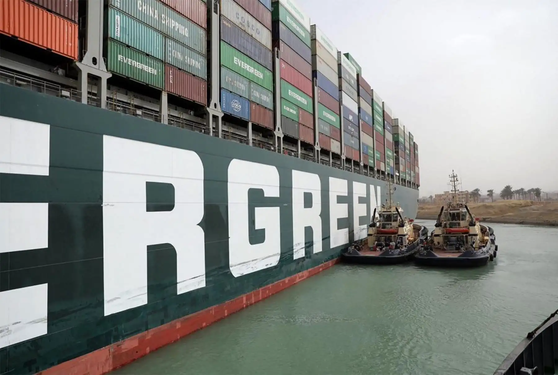 Los remolcadores egipcios que intentan liberar MV Ever Given Evergreen, propiedad de Taiwán, un buque de 400 metros de largo y 59 metros de ancho, alojado de lado e impidiendo todo el tráfico a través de la vía fluvial del Canal de Suez de Egipto. Foto: AFP