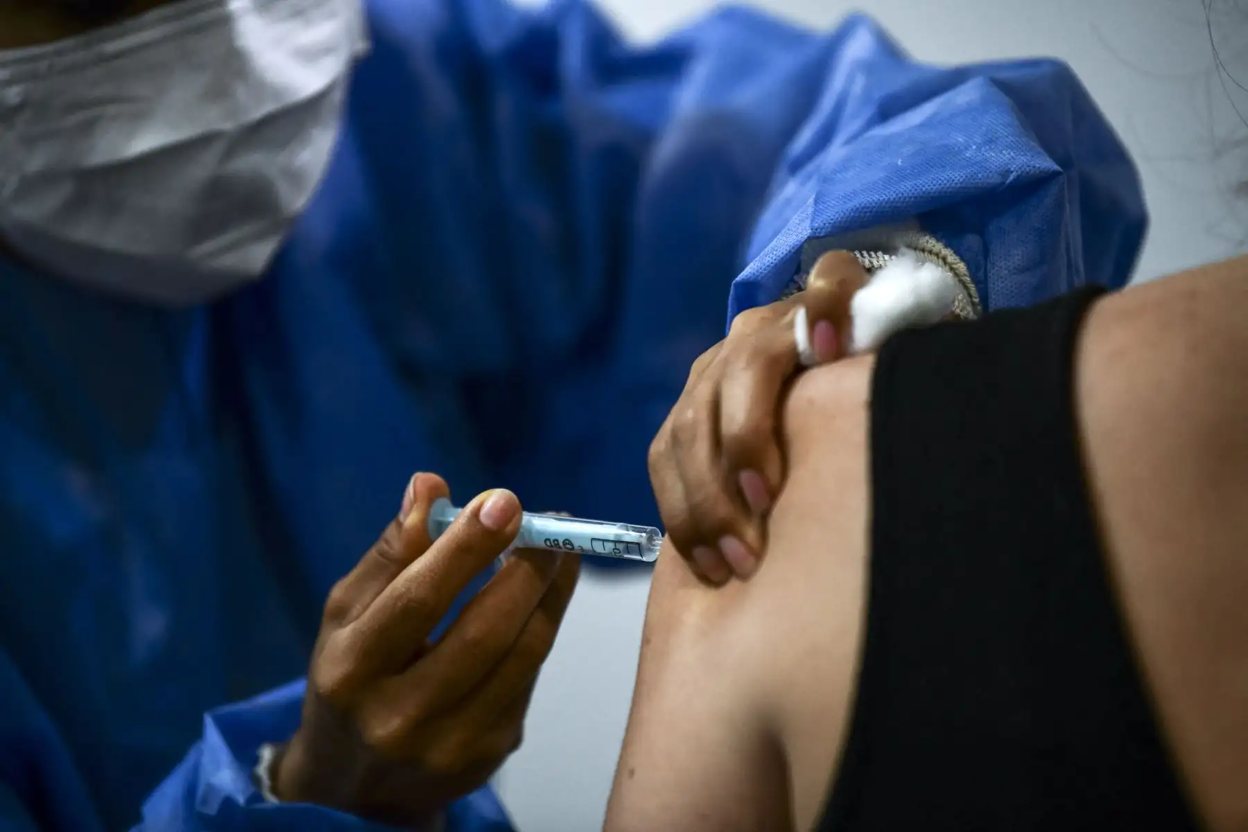 La Sinopharm, según la agencia estatal de medicamentos argentina, presenta "una cantidad de anticuerpos neutralizantes compatible con el de menores de 59 años". Foto: AFP
