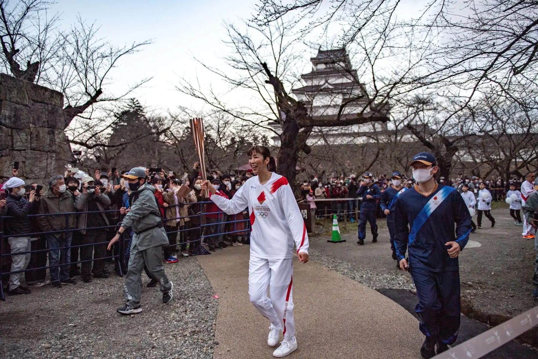 El portador de la antorcha japonés Motoko Obayashi, ex jugador olímpico de voleibol, corre con la antorcha durante la última etapa del segundo día del relevo de la antorcha de los Juegos Olímpicos de Tokio 2020 en el Castillo Tsurugajo en la ciudad de Aizuwakamatsu.
Foto:AFP