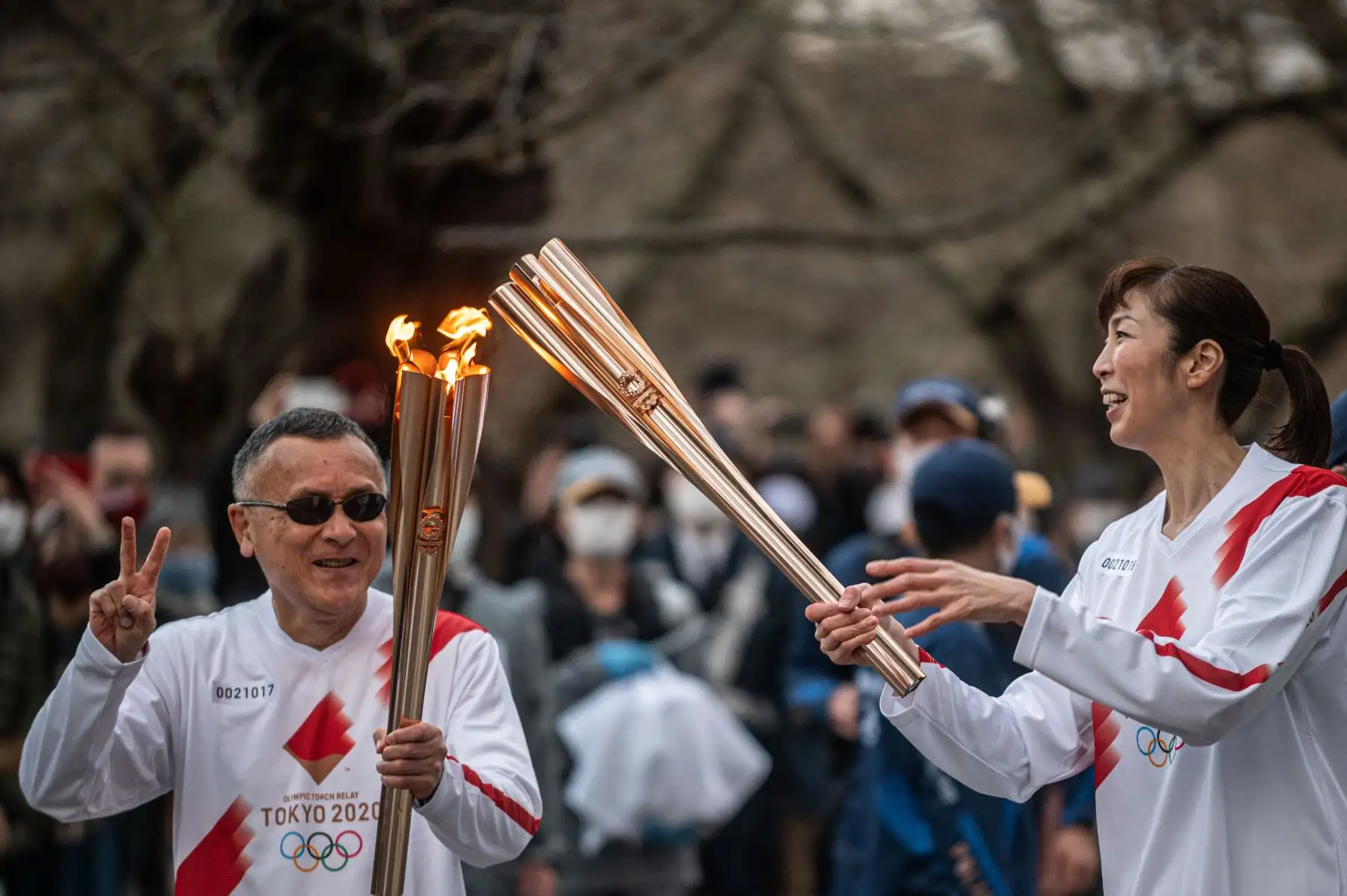 Las antorchas en poder de Masamitsu Kikuchi y Motoko Obayashi se ven en la última etapa del segundo día del relevo de antorchas de los Juegos Olímpicos de Tokio 2020 en el Castillo Tsurugajo en la ciudad de Aizuwakamatsu.
Foto: AFP