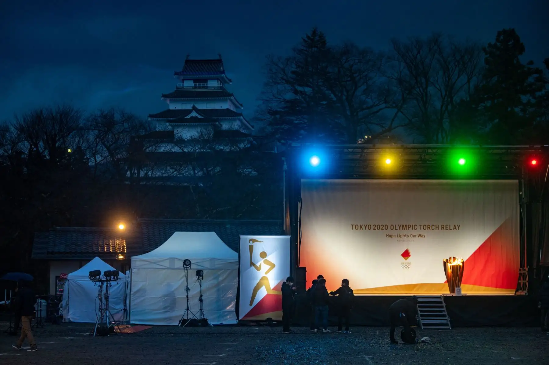 El caldero de celebración se enciende durante la última etapa del segundo día del relevo de la antorcha de los Juegos Olímpicos de Tokio 2020 con el fondo del Castillo Tsurugajo en la ciudad de Aizuwakamatsu.
Foto:AFP