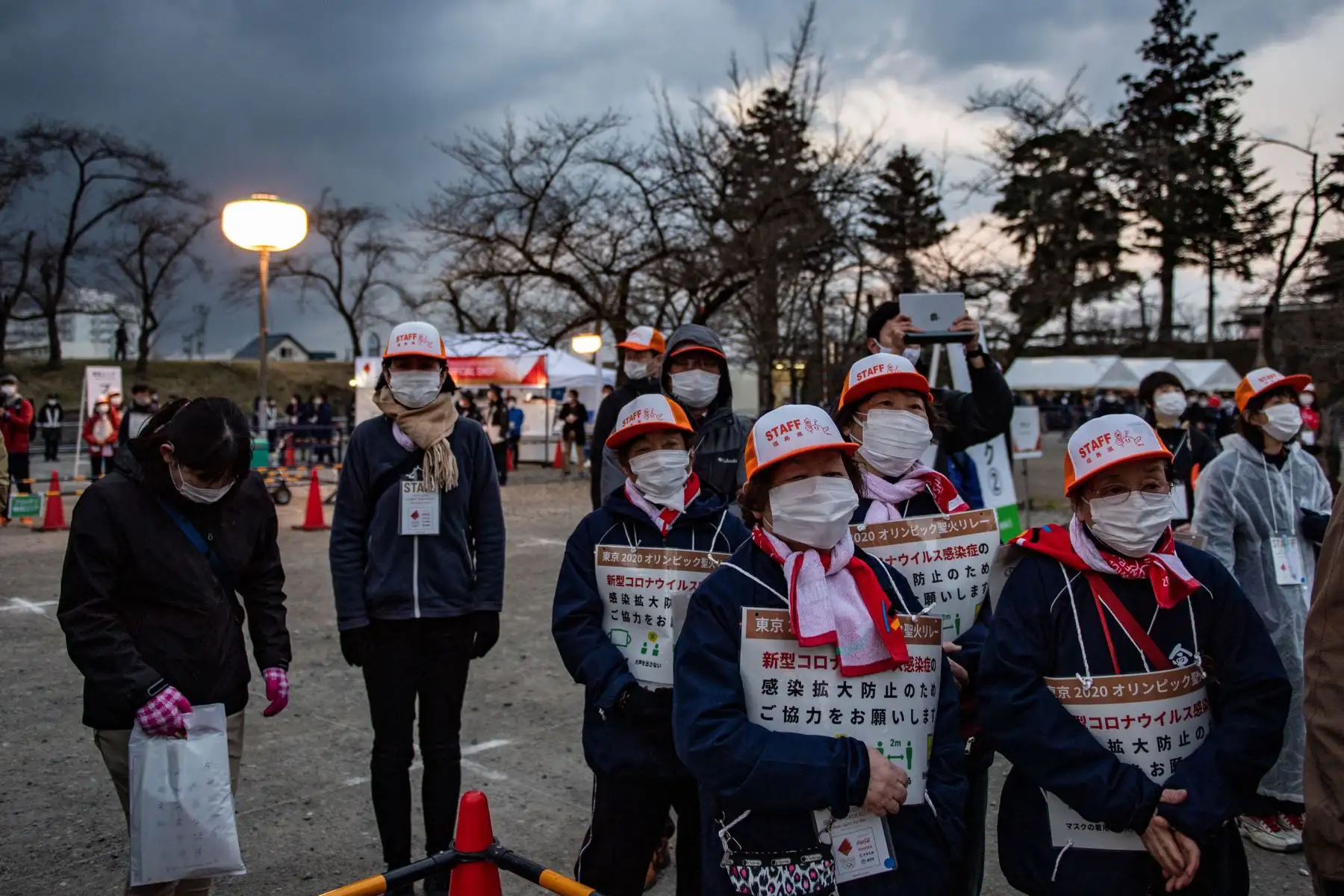 El personal de Tokio 2020 con carteles de distanciamiento social espera durante la última etapa del segundo día del relevo de la antorcha de los Juegos Olímpicos de Tokio 2020 en el Castillo Tsurugajo en la ciudad de Aizuwakamatsu.
Foto: AFP