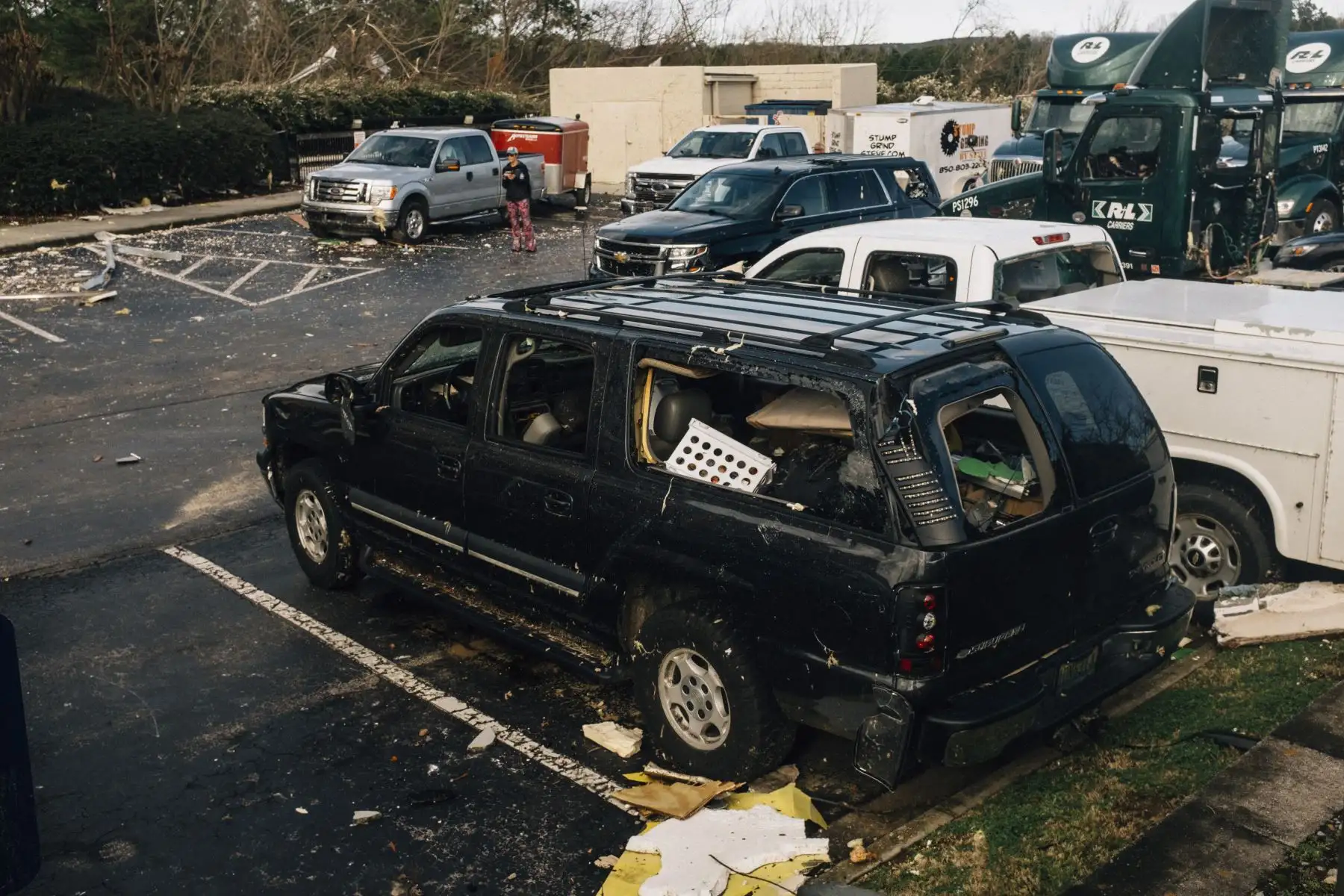 Un automóvil tiene las ventanas dañadas por un tornado el 26 de enero de 2021 en Fultondale, Alabama. Un tornado arrasó Fultondale dañando la propiedad y dejando una persona muerta y más de una docena de heridos. Foto: AFP