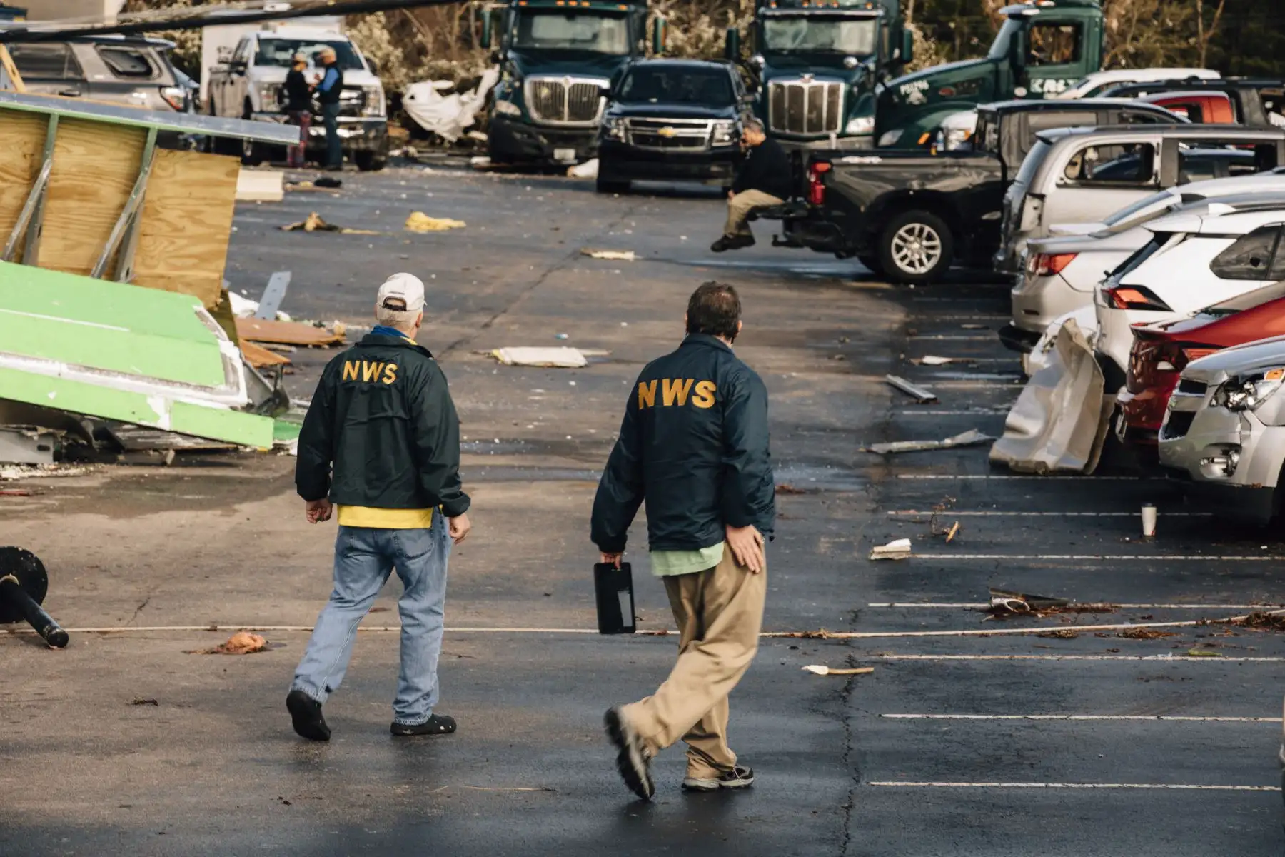 El personal del Servicio Meteorológico Nacional inspecciona los daños de un tornado el 26 de enero de 2021 en Fultondale, Alabama. Un tornado arrasó Fultondale dañando la propiedad y dejando una persona muerta y más de una docena de heridos. Foto: AFP