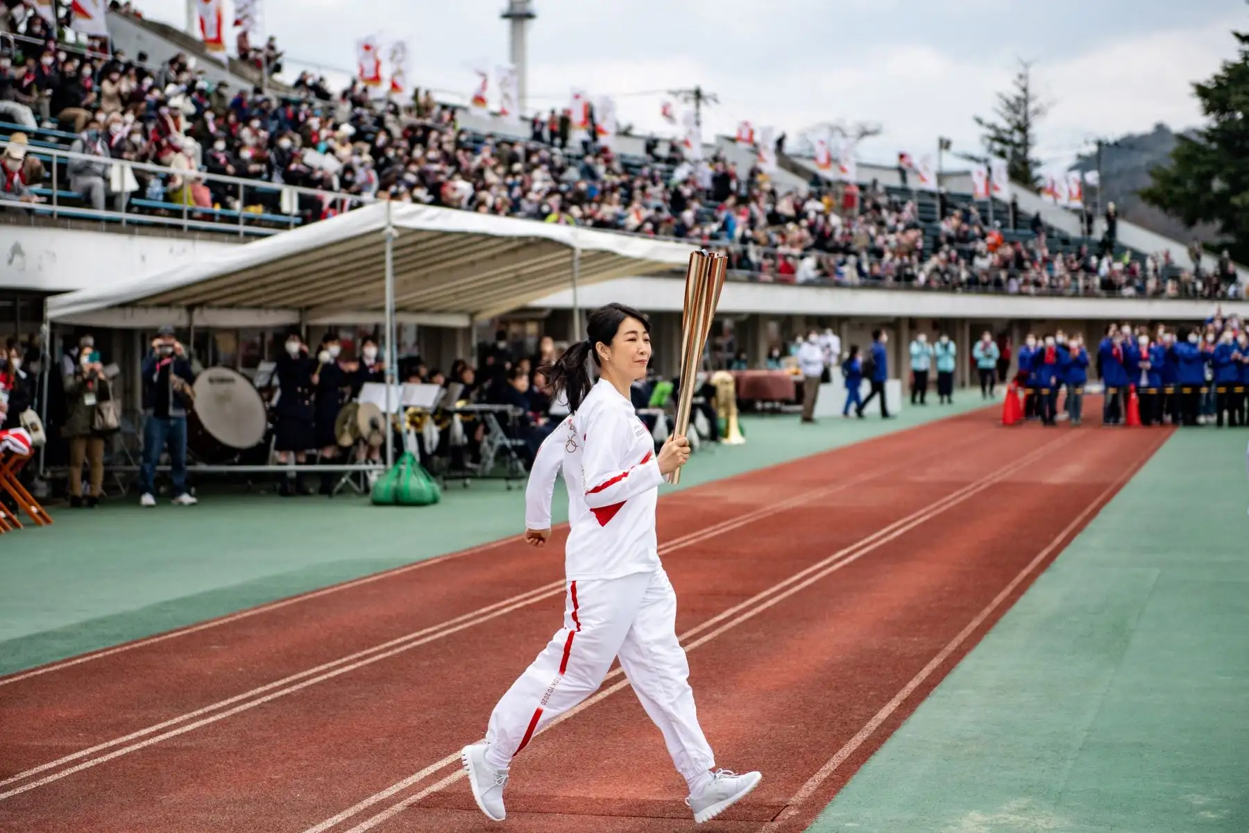 La actriz japonesa Momoko Kikuchi corre con la antorcha olímpica durante una ceremonia en el segundo día del relevo de la antorcha de los Juegos Olímpicos de Tokio 2020 en el estadio Shinobugaoka en Fukushima.
Foto: AFP