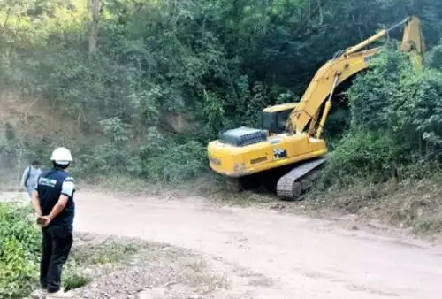 El Ministerio de Transportes y Comunicaciones ha entregado en lo que va del año un total de 14,489 galones de combustible a doce gobiernos regionales para la atención de emergencias viales con el fin de garantizar el tránsito de las vías vecinales y departamentales de esas regiones. Foto: MTC