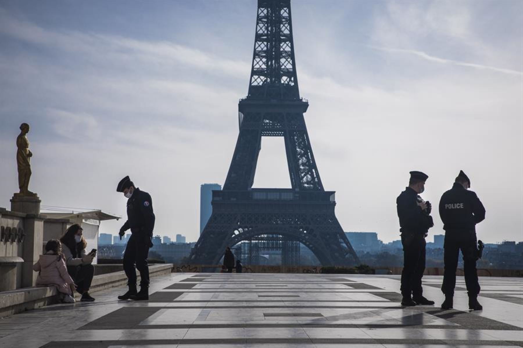 Francia refuerza controles en estaciones, aeropuertos y carreteras.