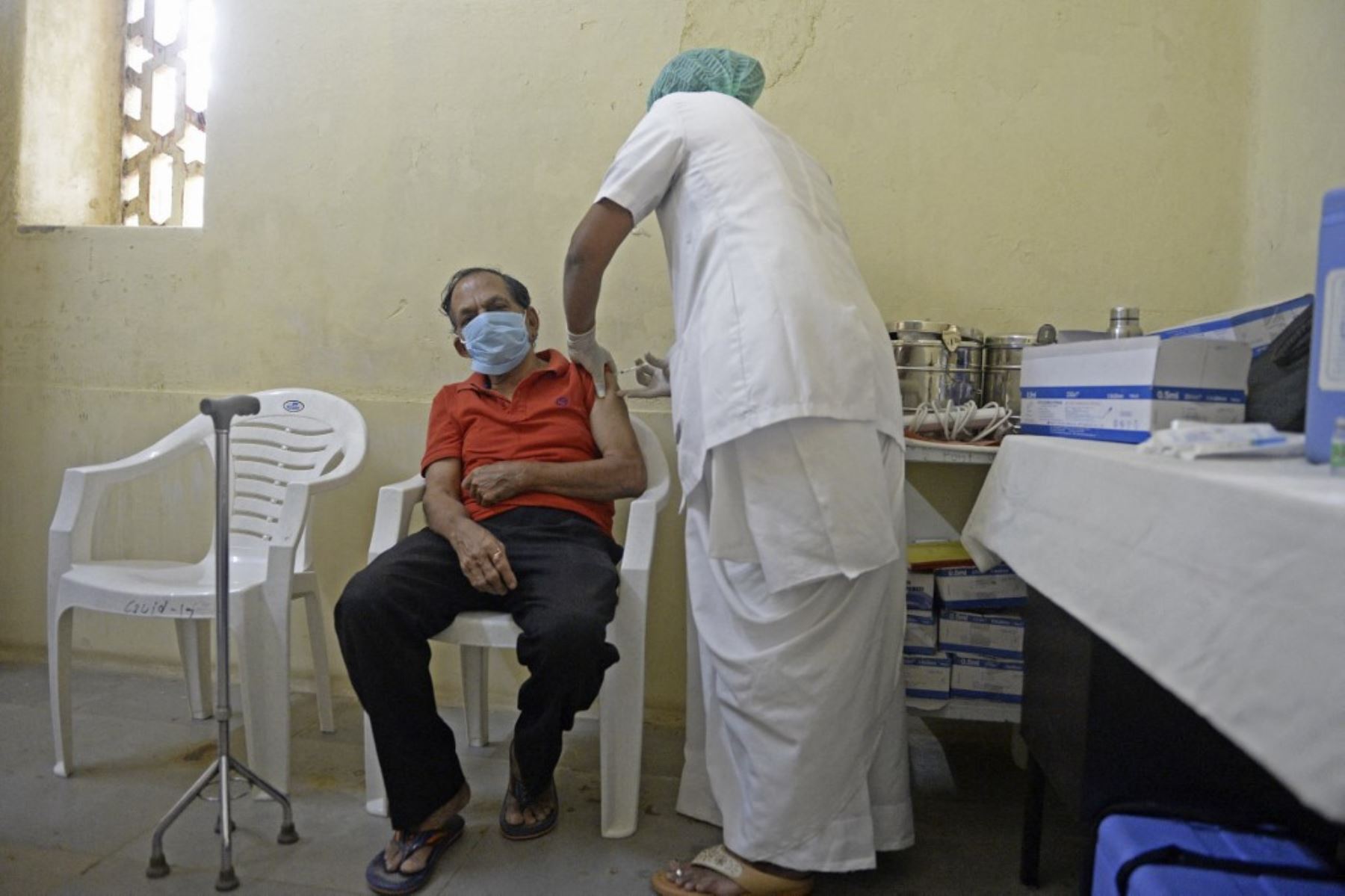 Un trabajador de la salud toma una muestra de un hisopo de un hombre para una prueba de coronavirus RT-PCR Covid-19 en una terminal de autobuses en Chennai. Foto: AFP