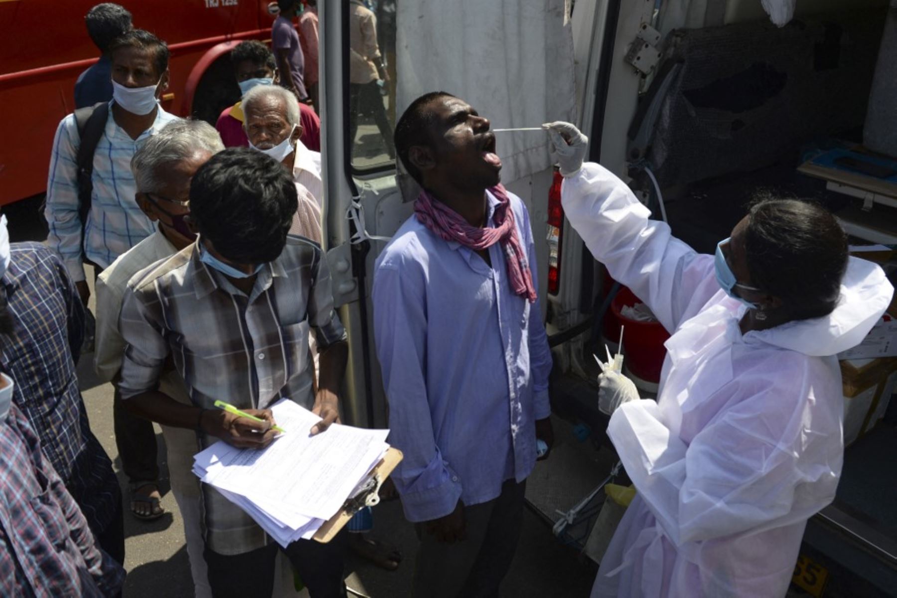 Un trabajador médico inocula a un anciano con la vacuna contra el coronavirus covid-19 en un hospital gubernamental en Hyderabad. Foto: AFP