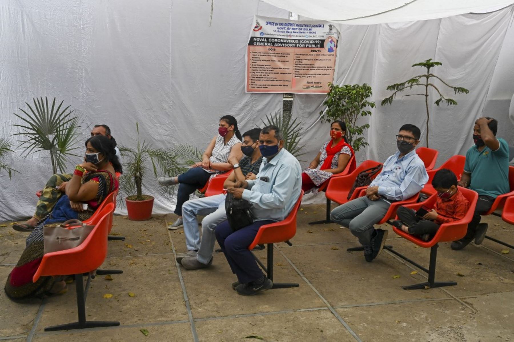 La gente espera su turno para vacunarse con la vacuna contra el coronavirus covid-19 en un centro de vacunación en Nueva Delhi. Foto: AFP