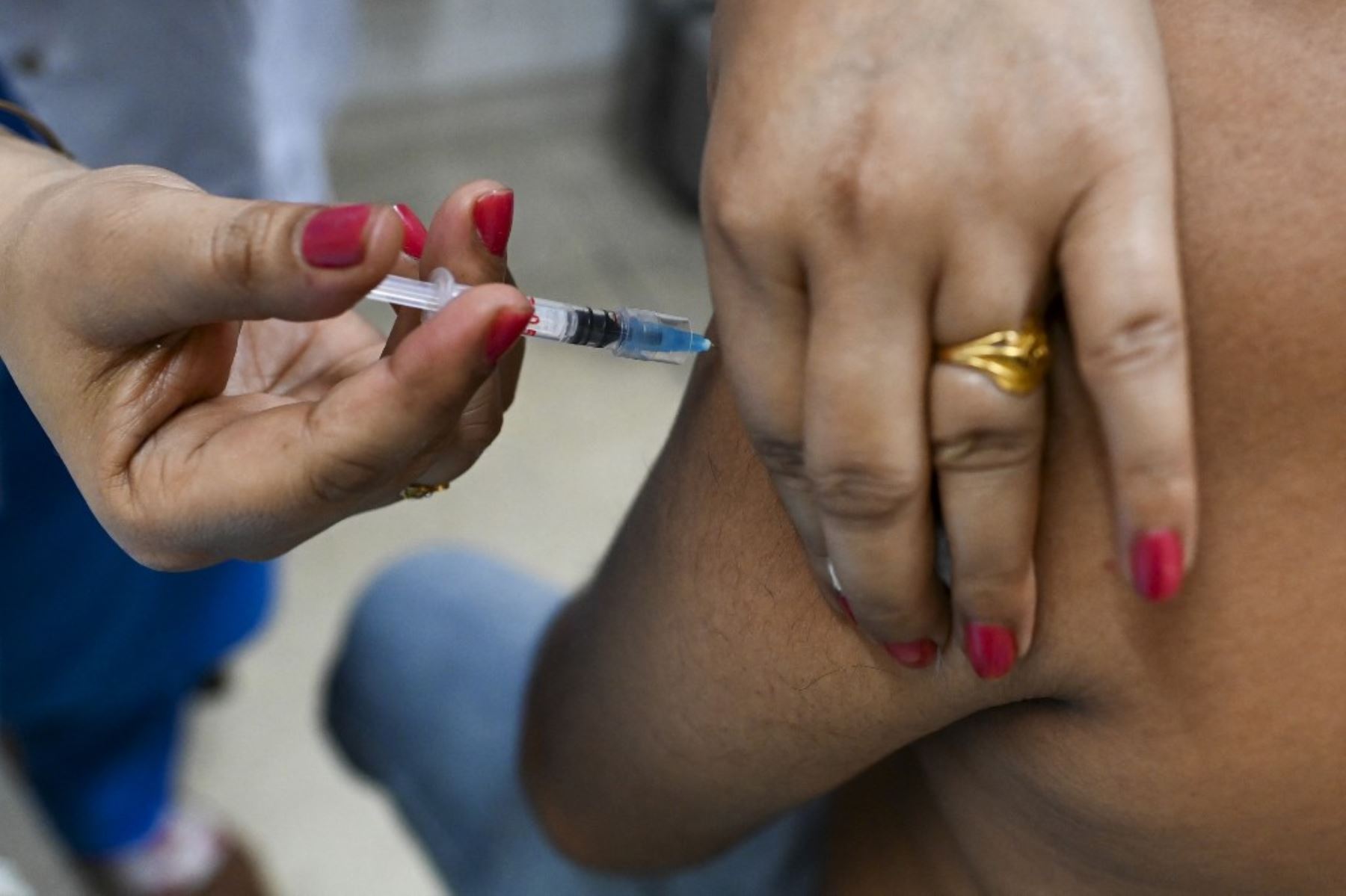 Un trabajador médico inocula a un hombre con la vacuna contra el coronavirus Covaxin Covid-19 en un centro de salud en Nueva Delhi. Foto: AFP